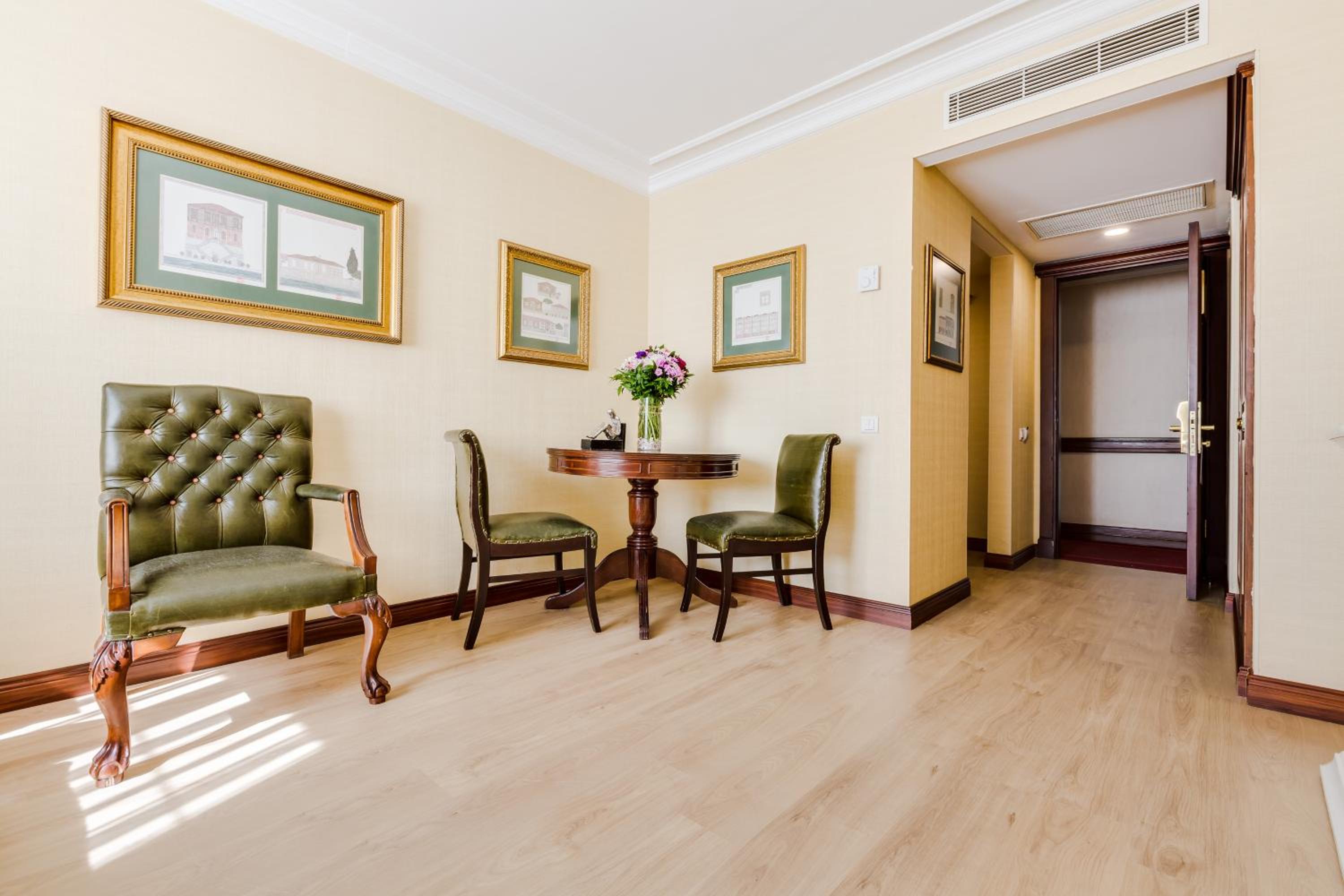 Deluxe Junior Suite - Photo 9