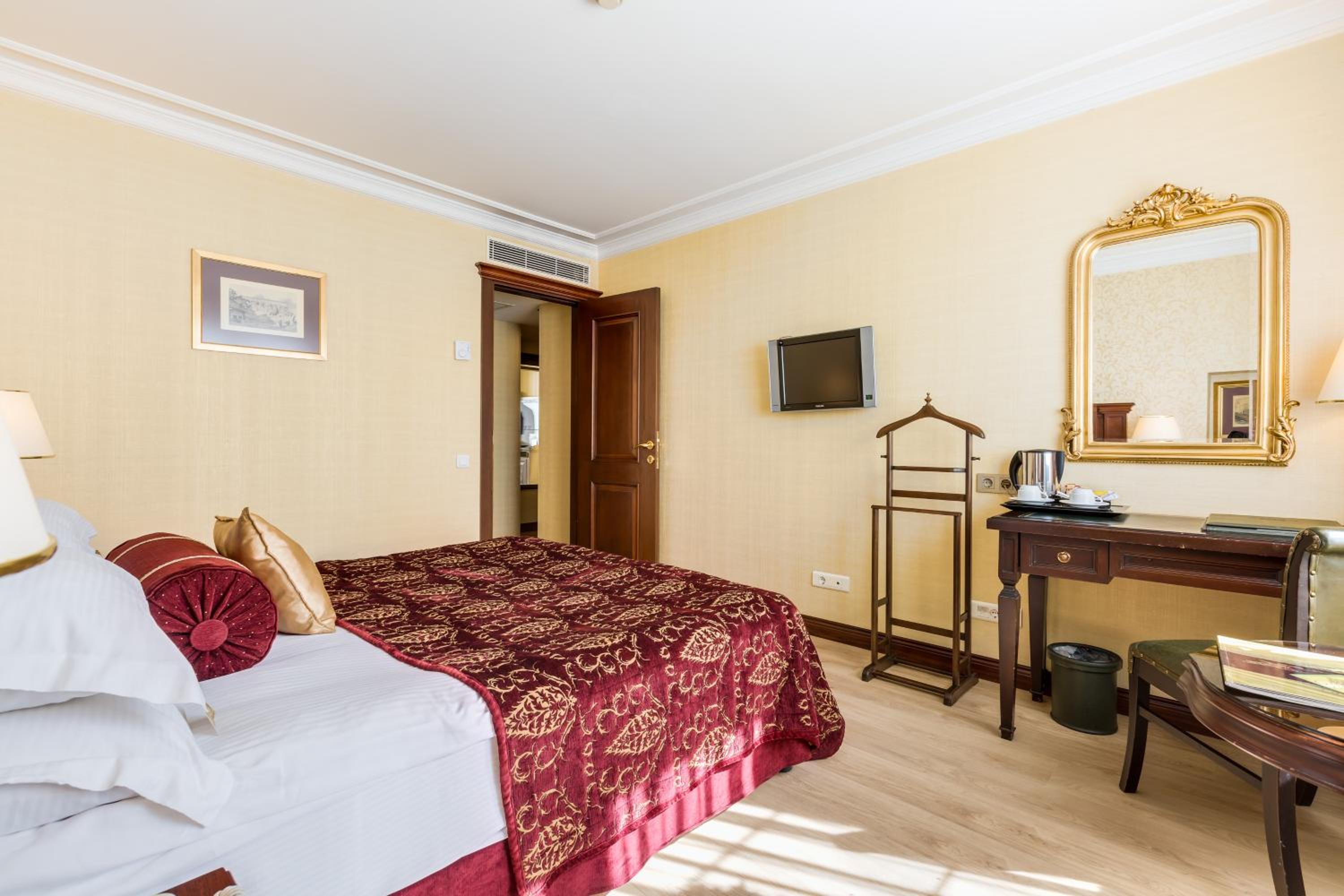 Deluxe Junior Suite - Photo 8
