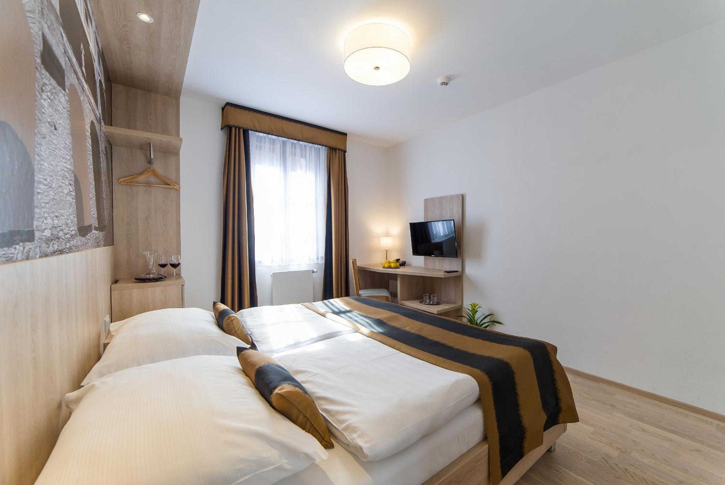 Standard Double Room - Photo 2