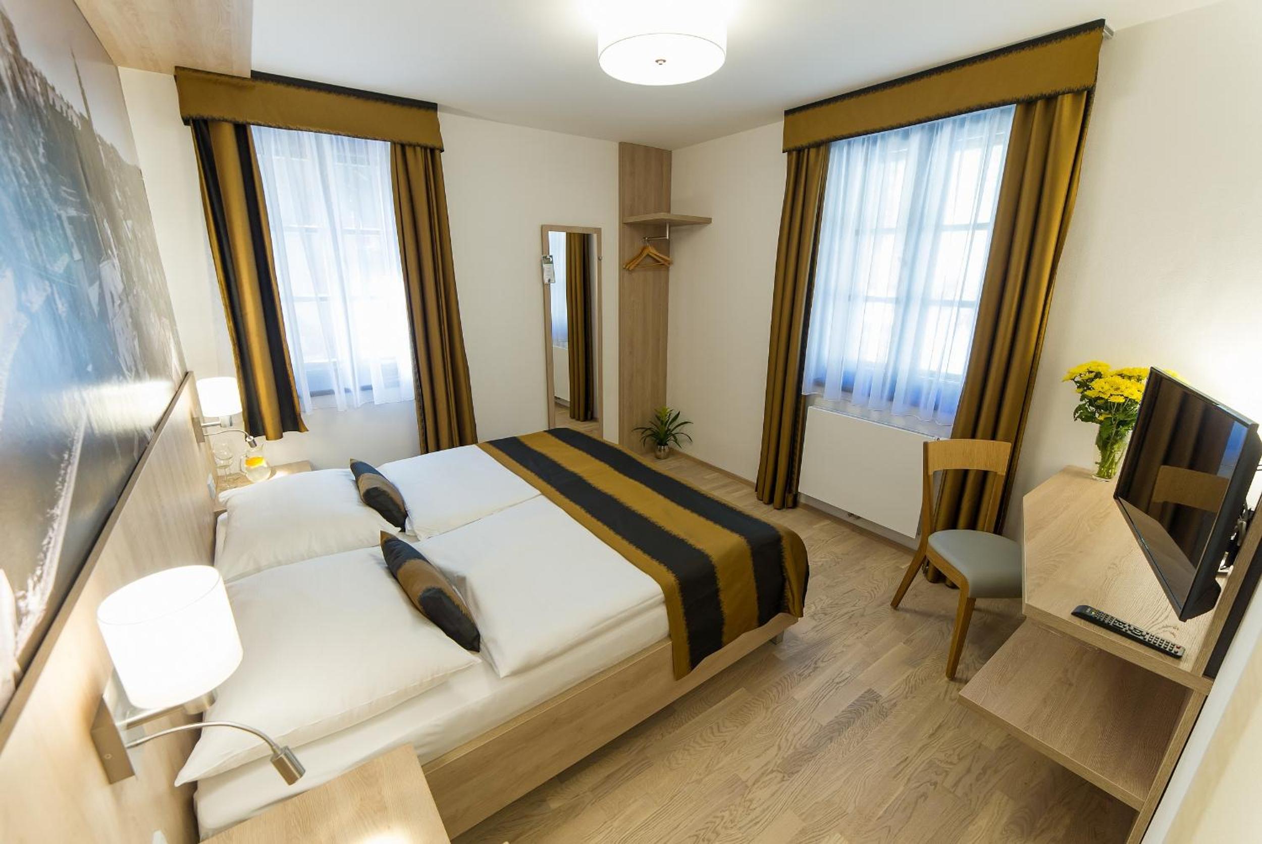 Deluxe Double Room with River View - Photo 2