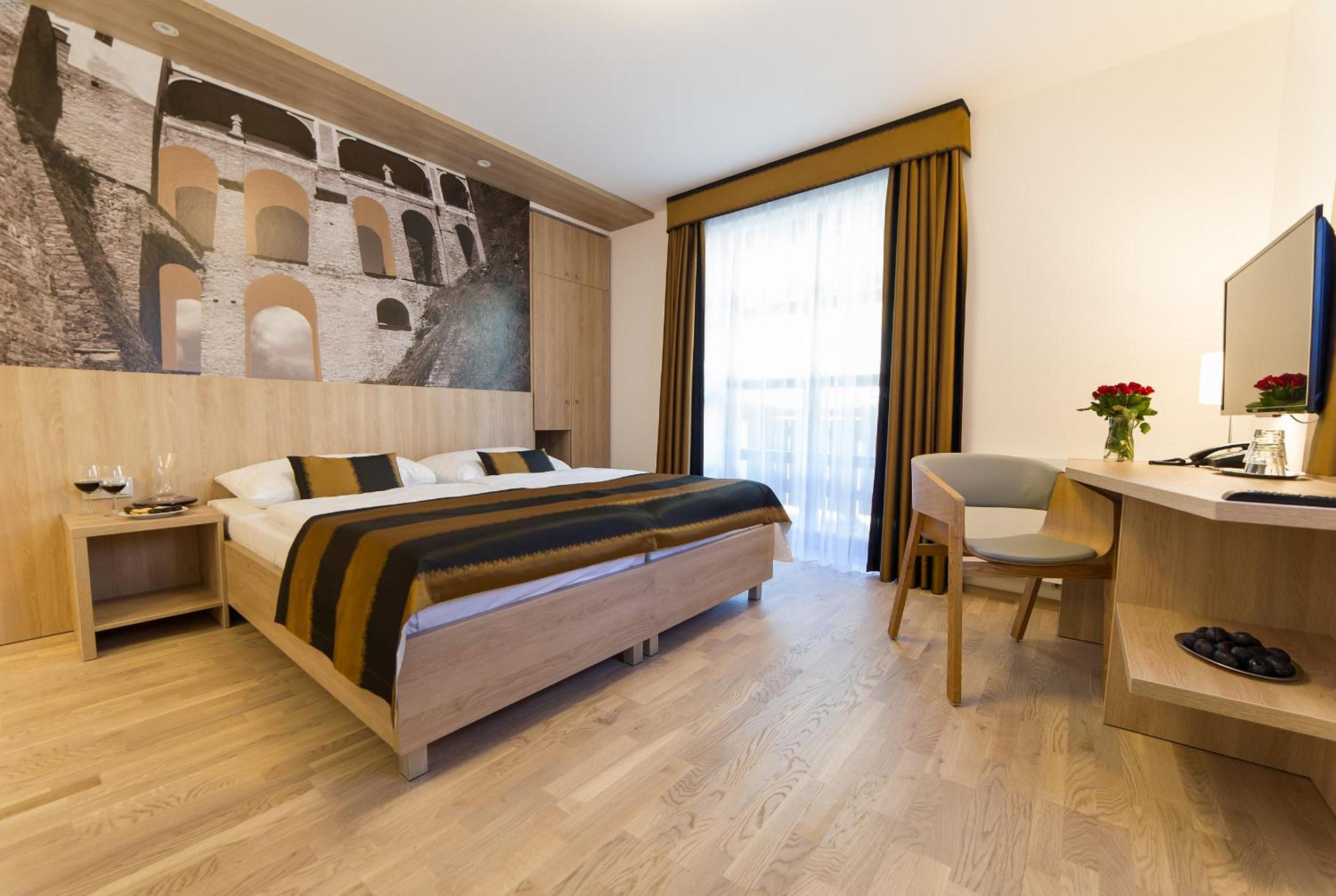 Quadruple Room with Balcony - Photo 5