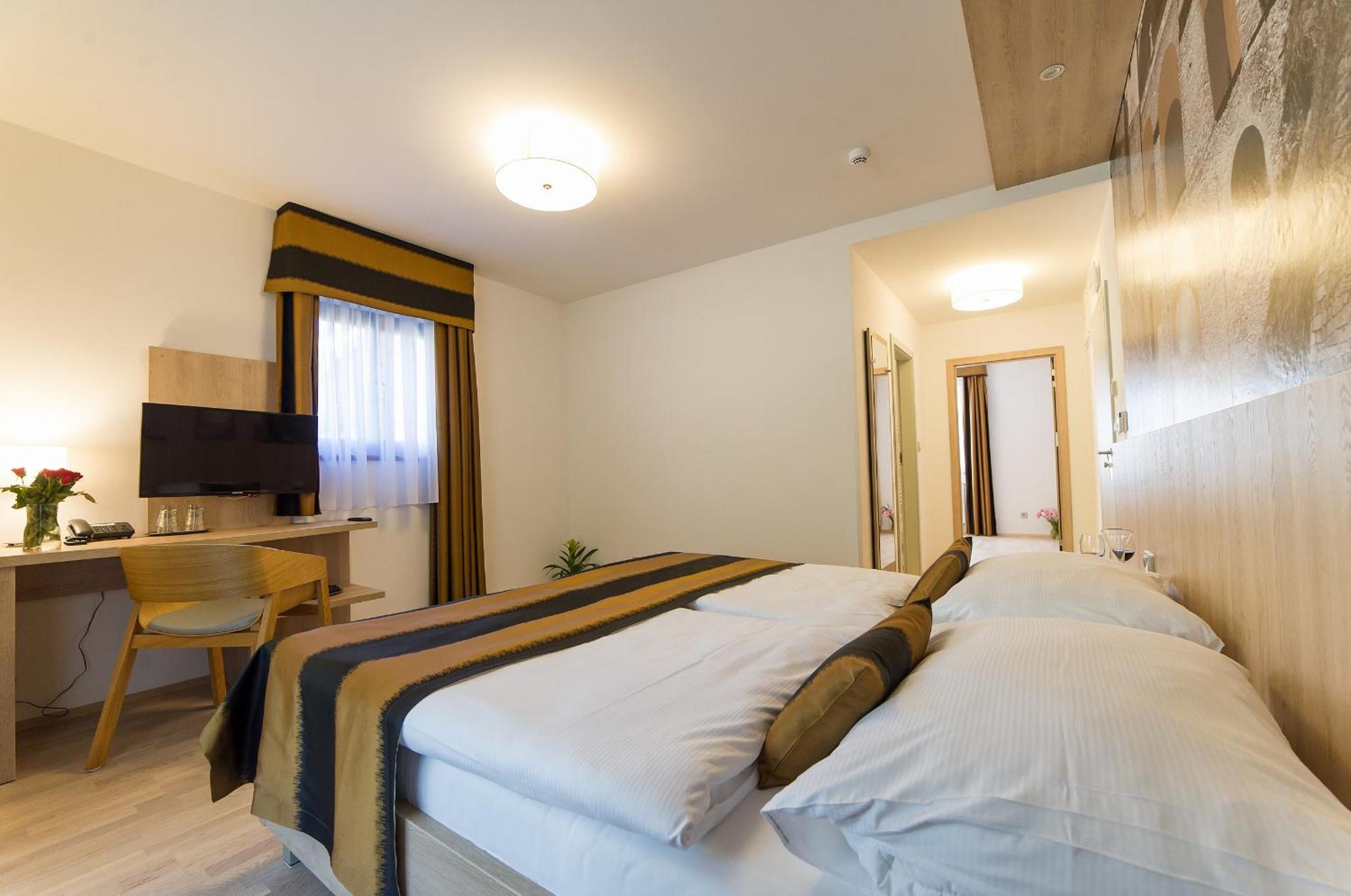 Quadruple Room with Balcony - Photo 4
