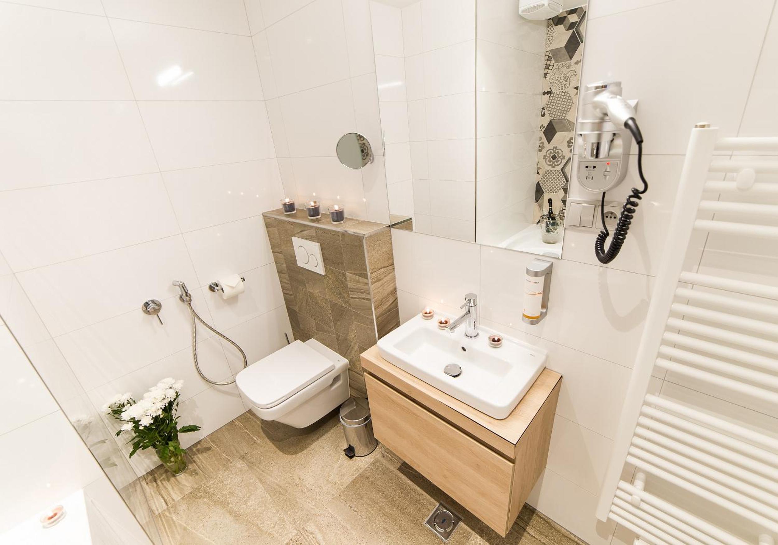 Quadruple Room with Balcony - Photo 8