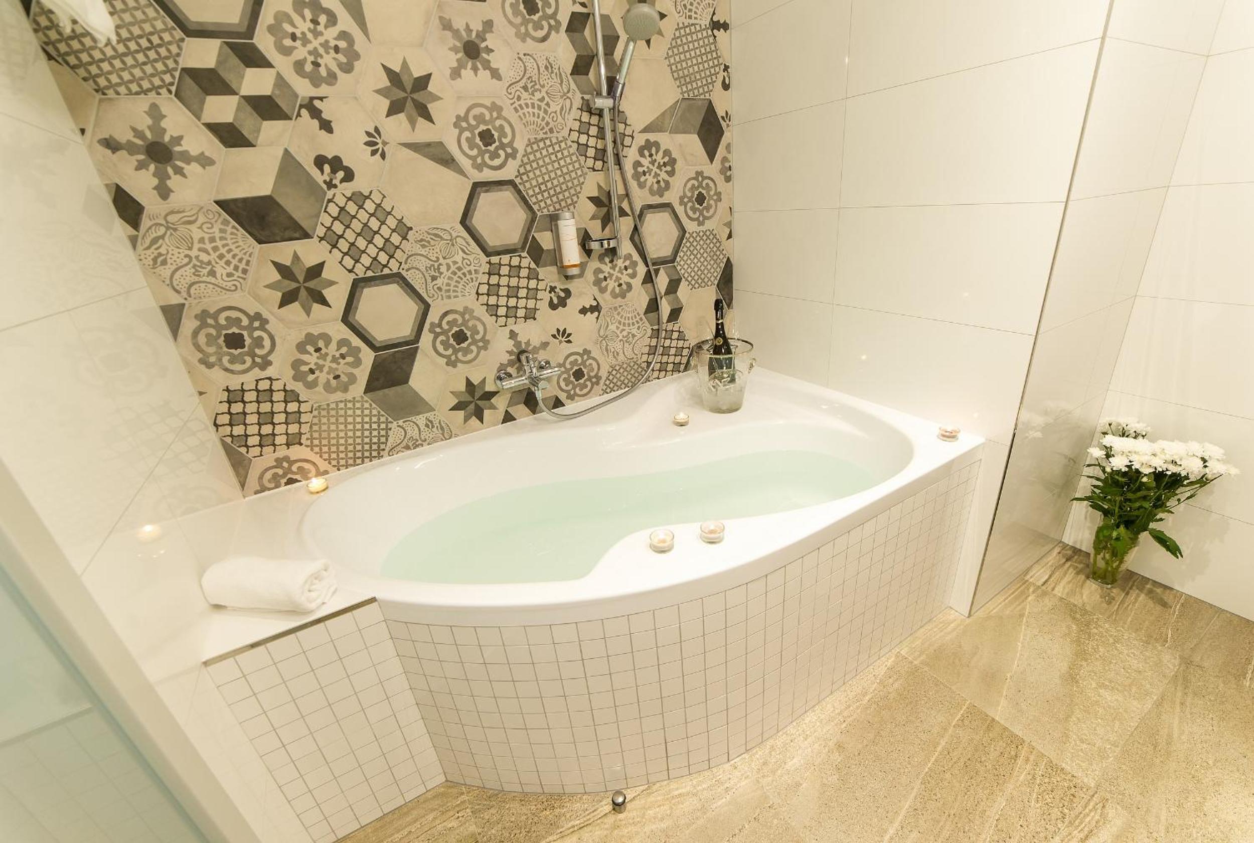 Quadruple Room with Balcony - Photo 9