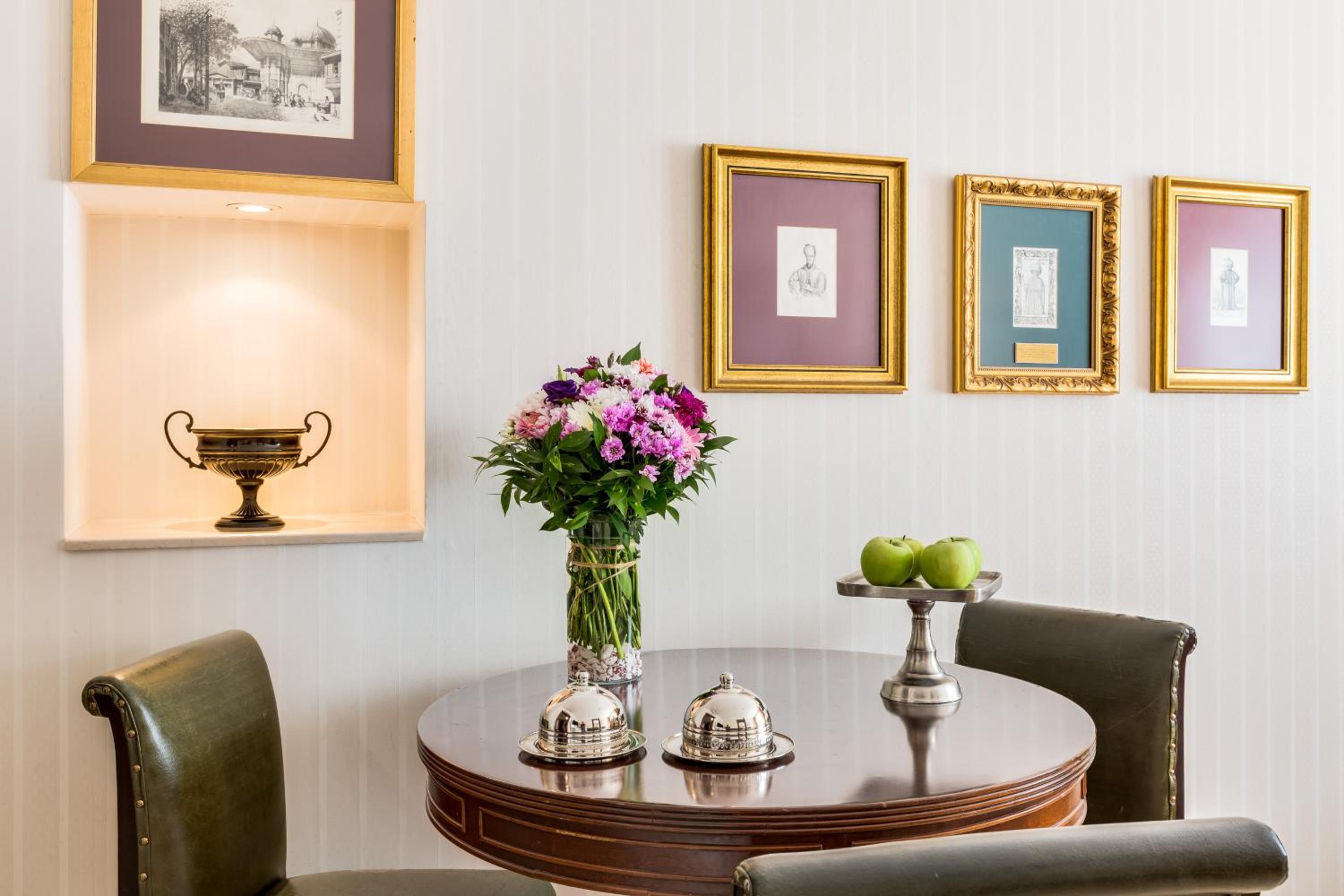 Deluxe King Suite - Photo 13