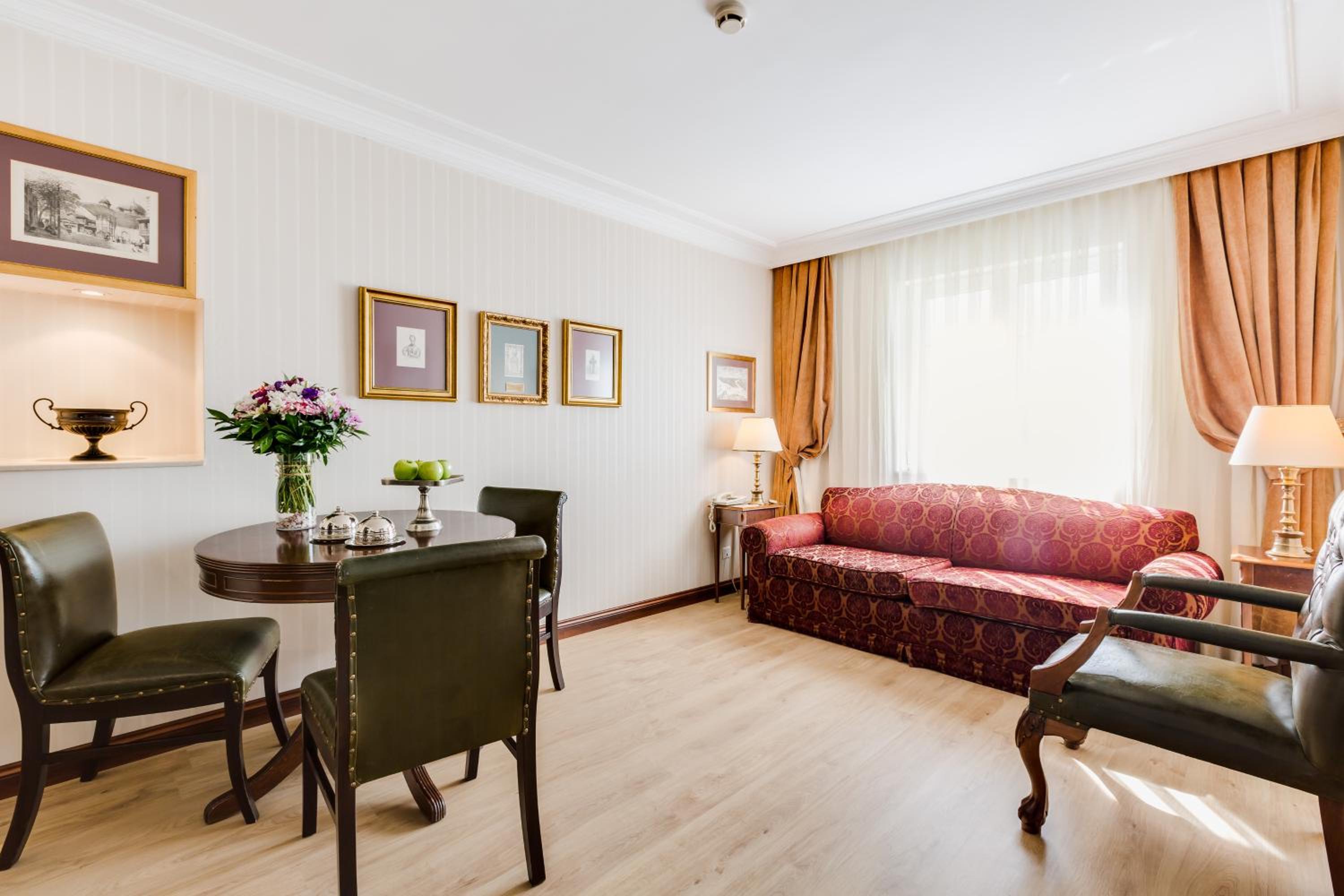 Deluxe King Suite - Photo 24