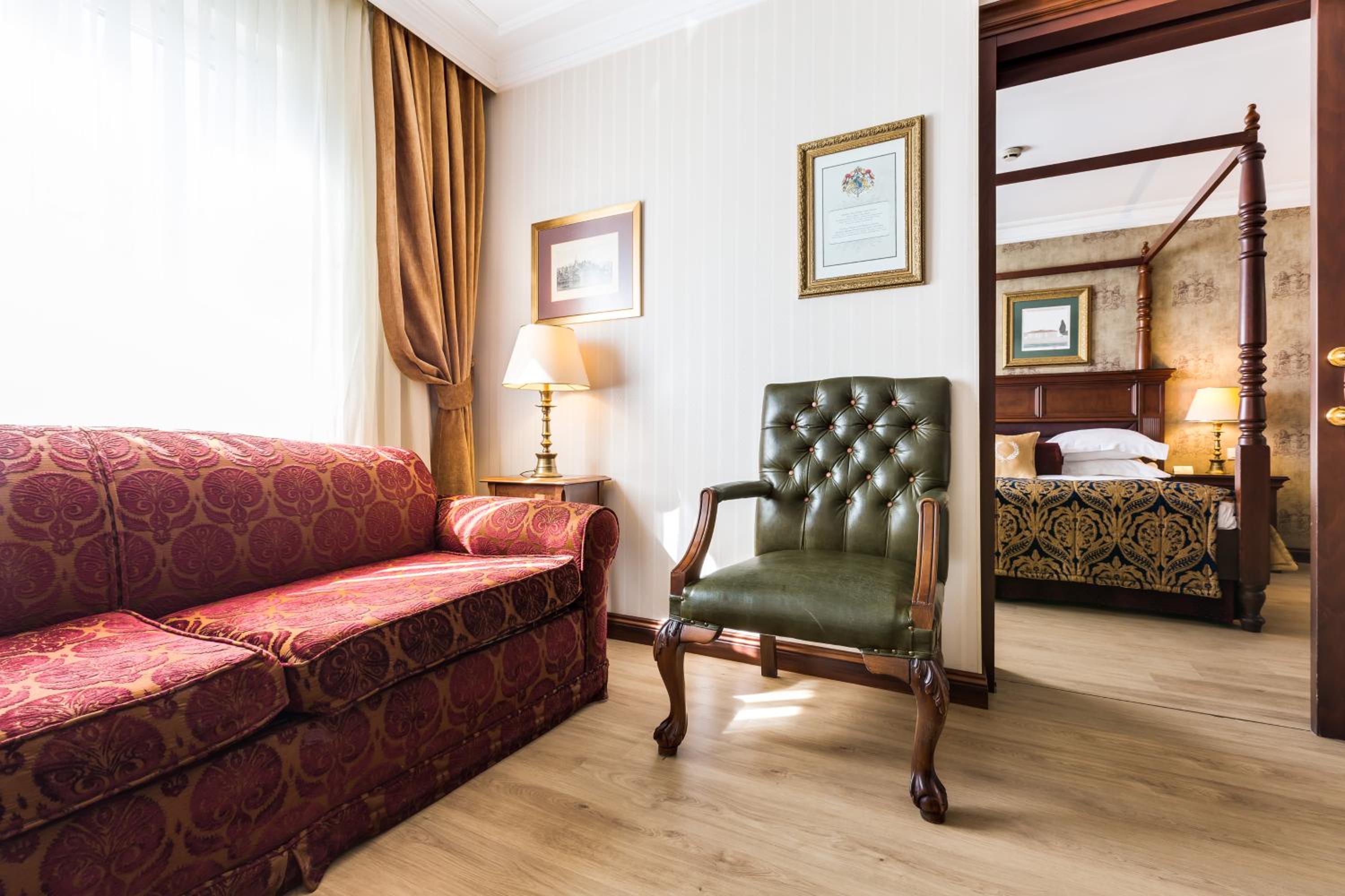 Deluxe King Suite - Photo 12