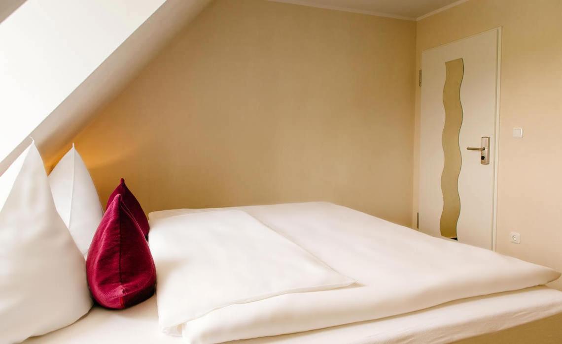 Medium Double Room - Photo 4
