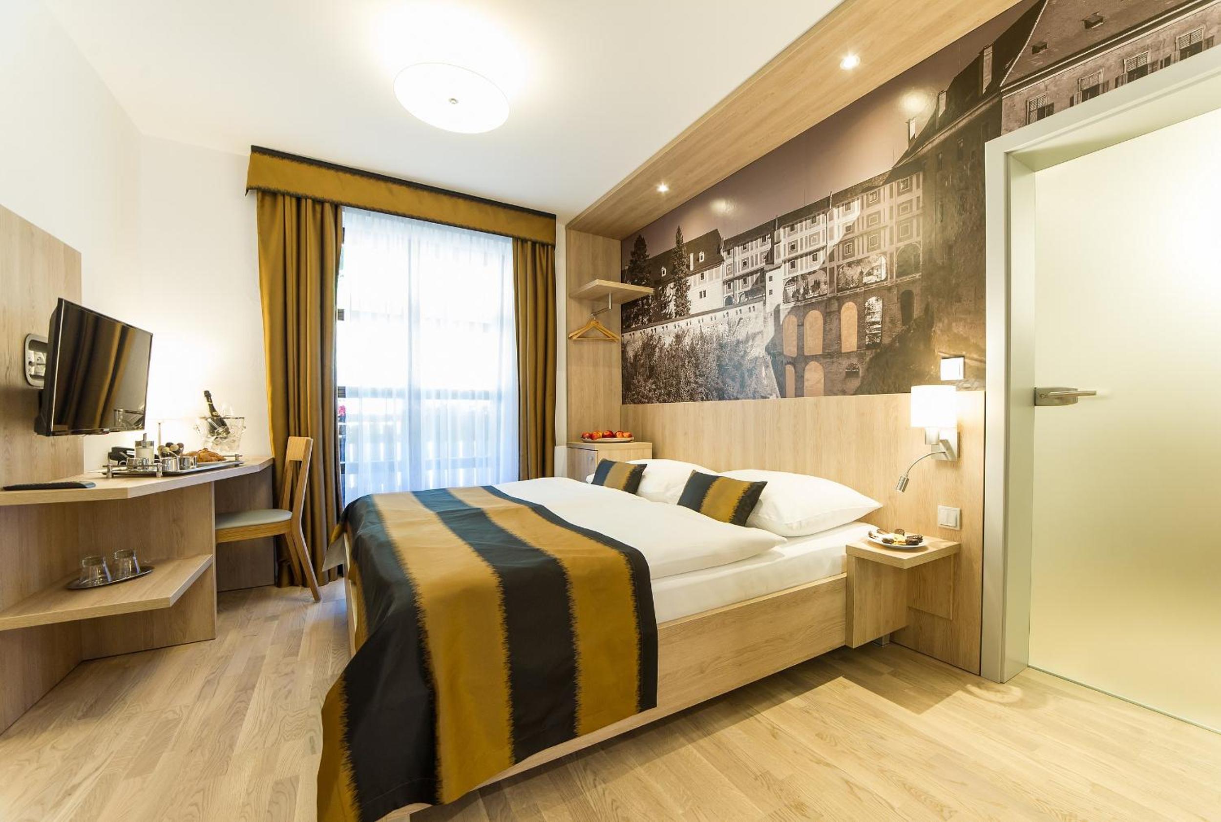 Deluxe Double Room with Balcony - Photo 2