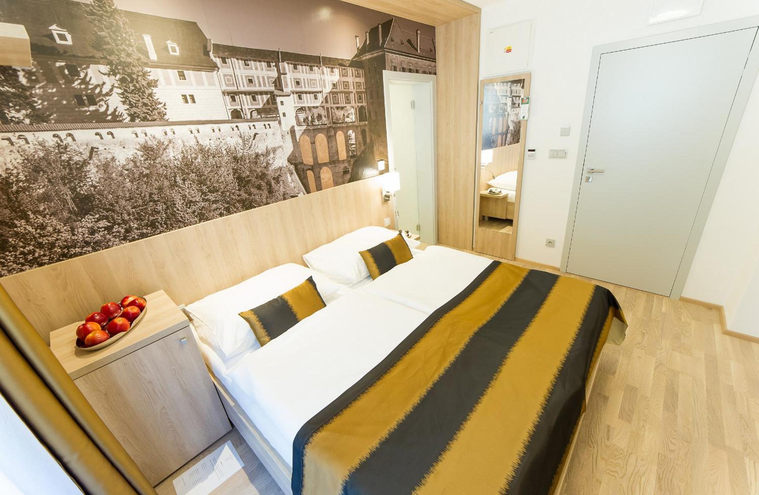 Deluxe Double Room with Balcony - Photo 3