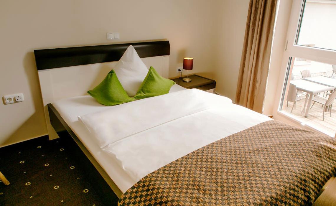 Large Double Room - Photo 1