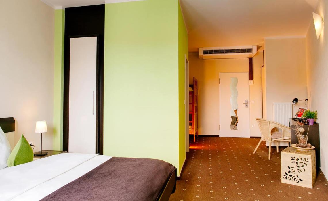 Large Double Room - Photo 7