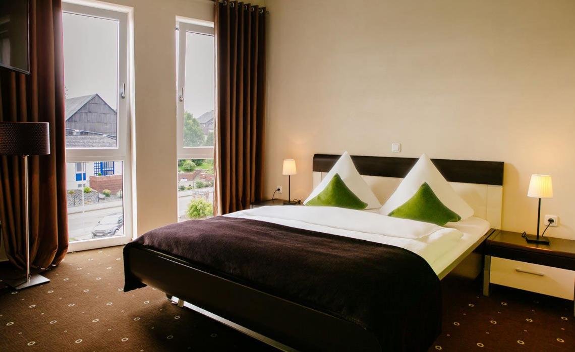 Large Double Room - Photo 6