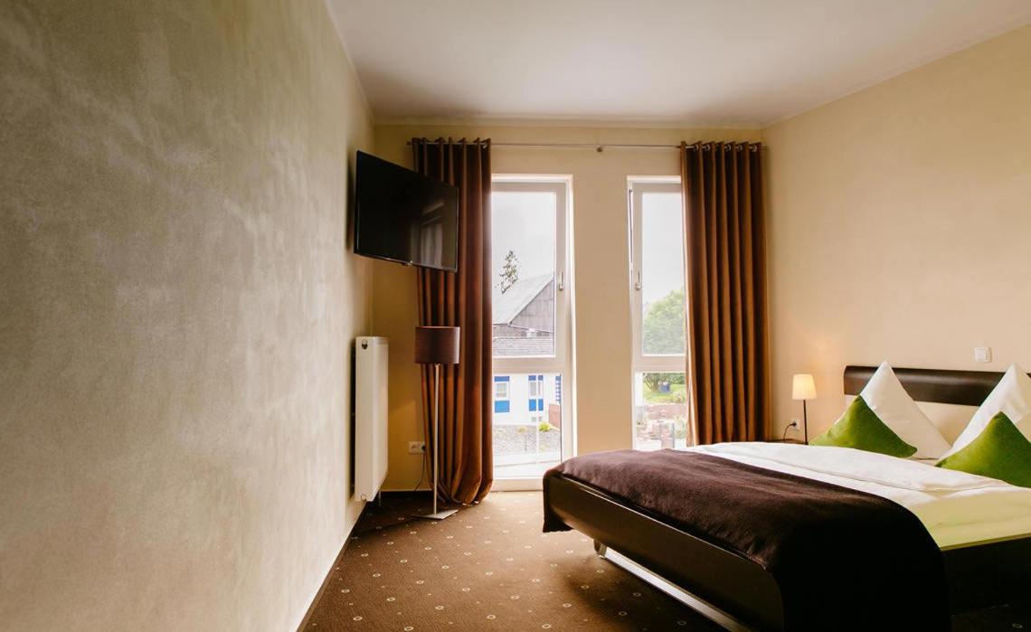 Large Double Room - Photo 4