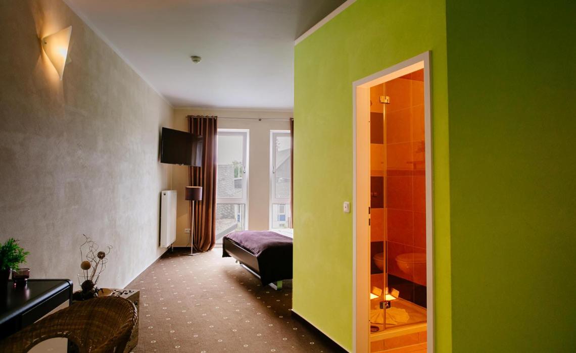 Large Double Room - Photo 3