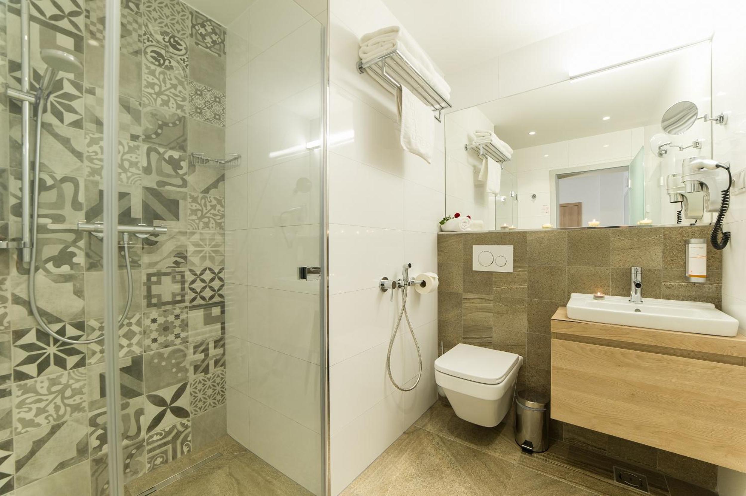 Deluxe Double Room with Balcony - Photo 5