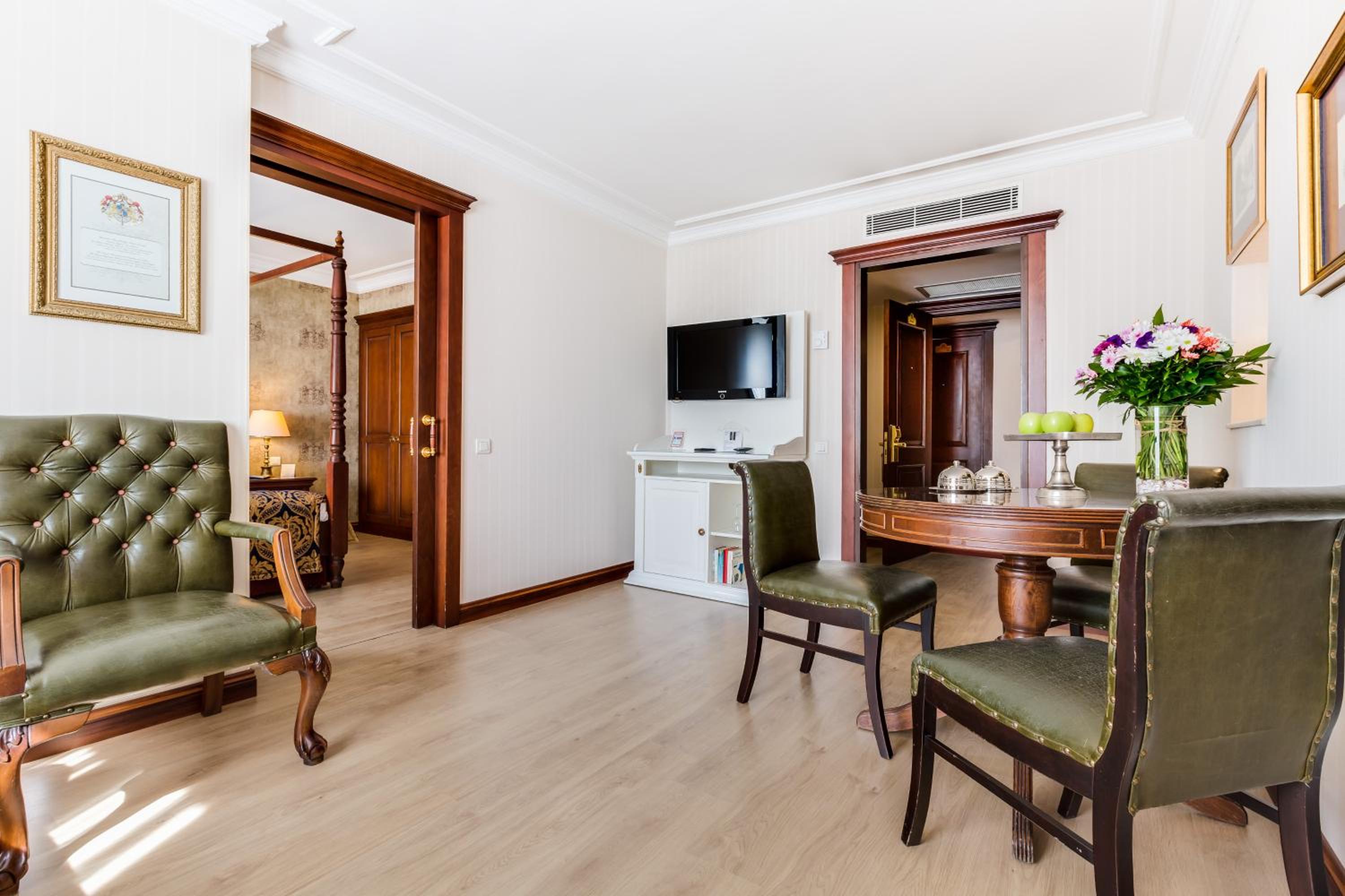 Deluxe King Suite - Photo 5