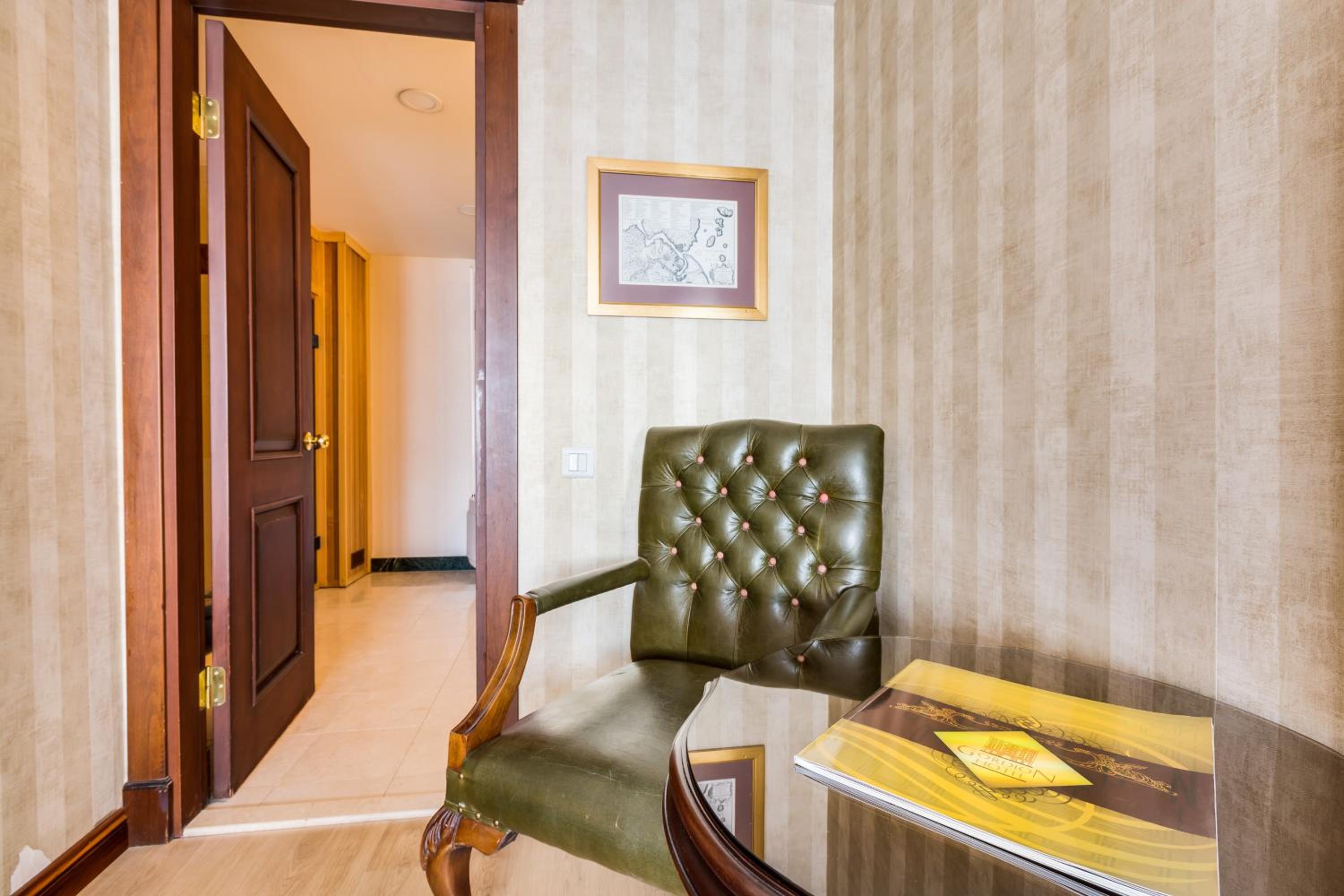 Deluxe King Suite - Photo 6