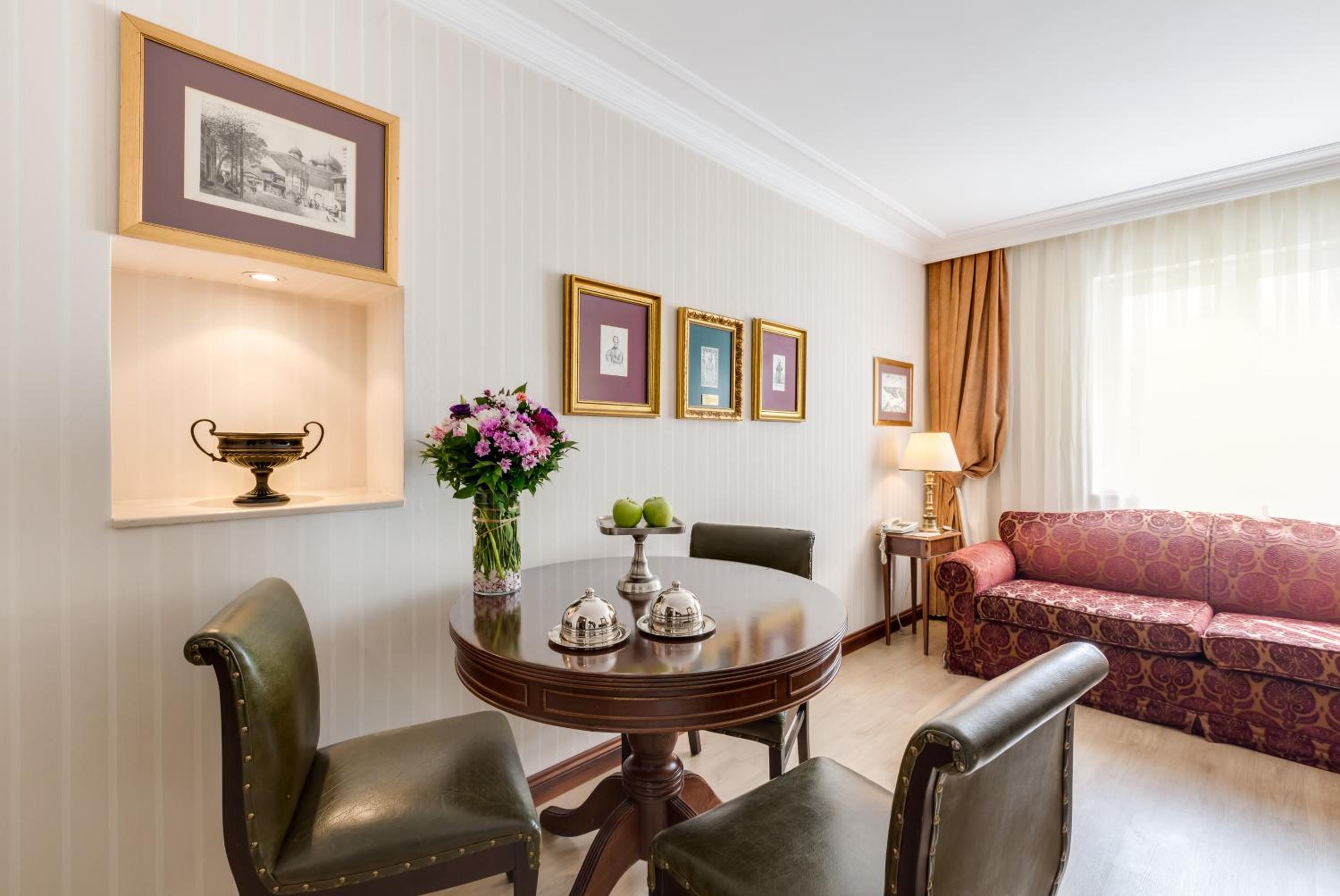 Deluxe King Suite - Photo 17
