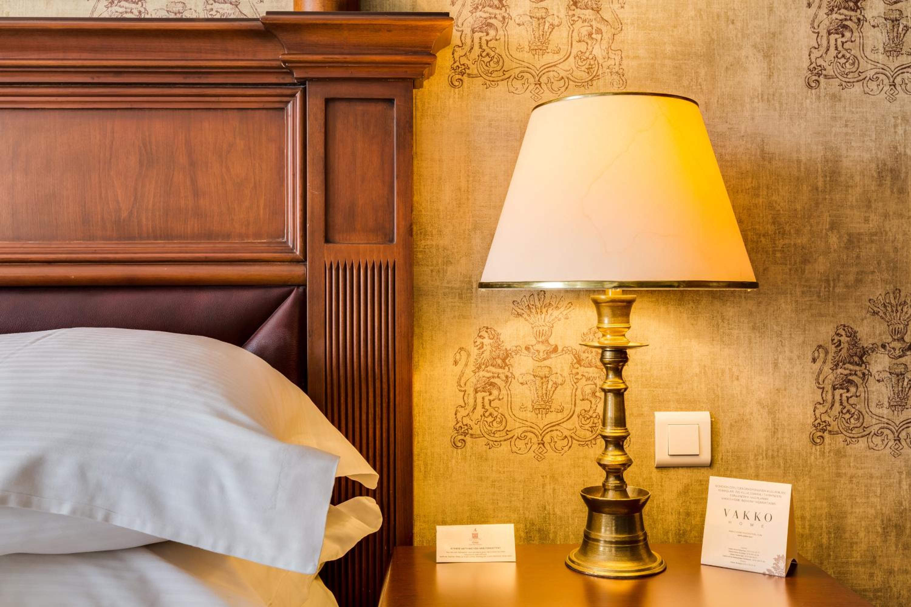 Deluxe King Suite - Photo 7