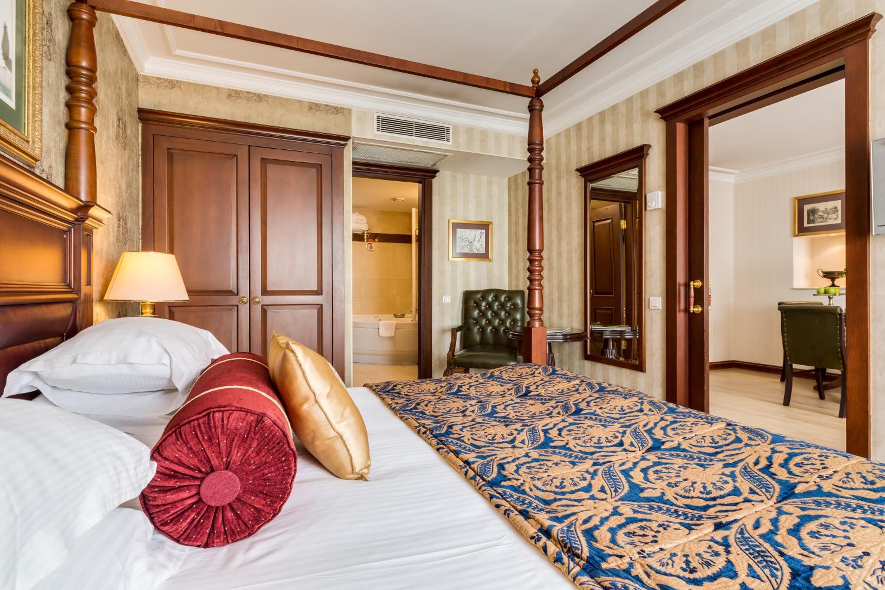 Deluxe King Suite - Photo 8