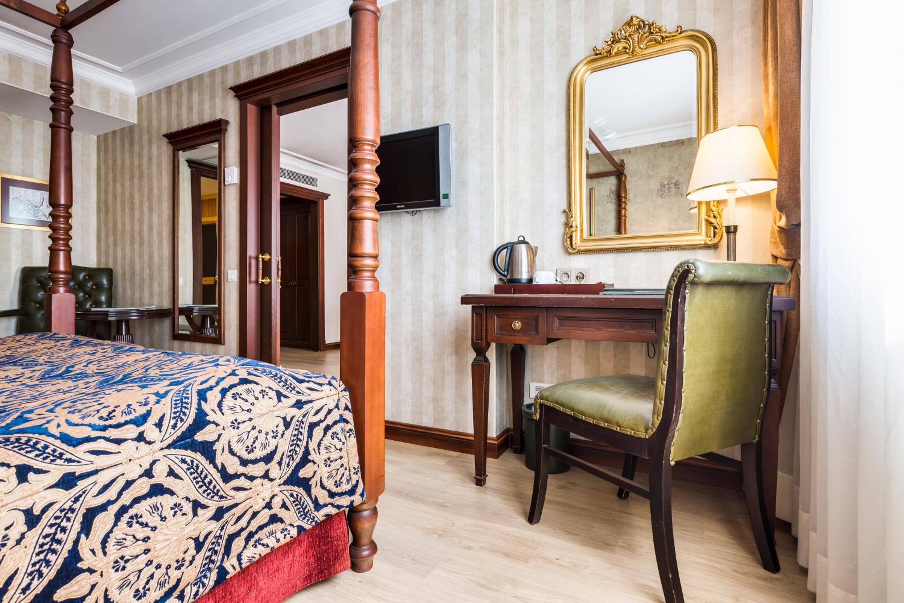 Deluxe King Suite - Photo 21