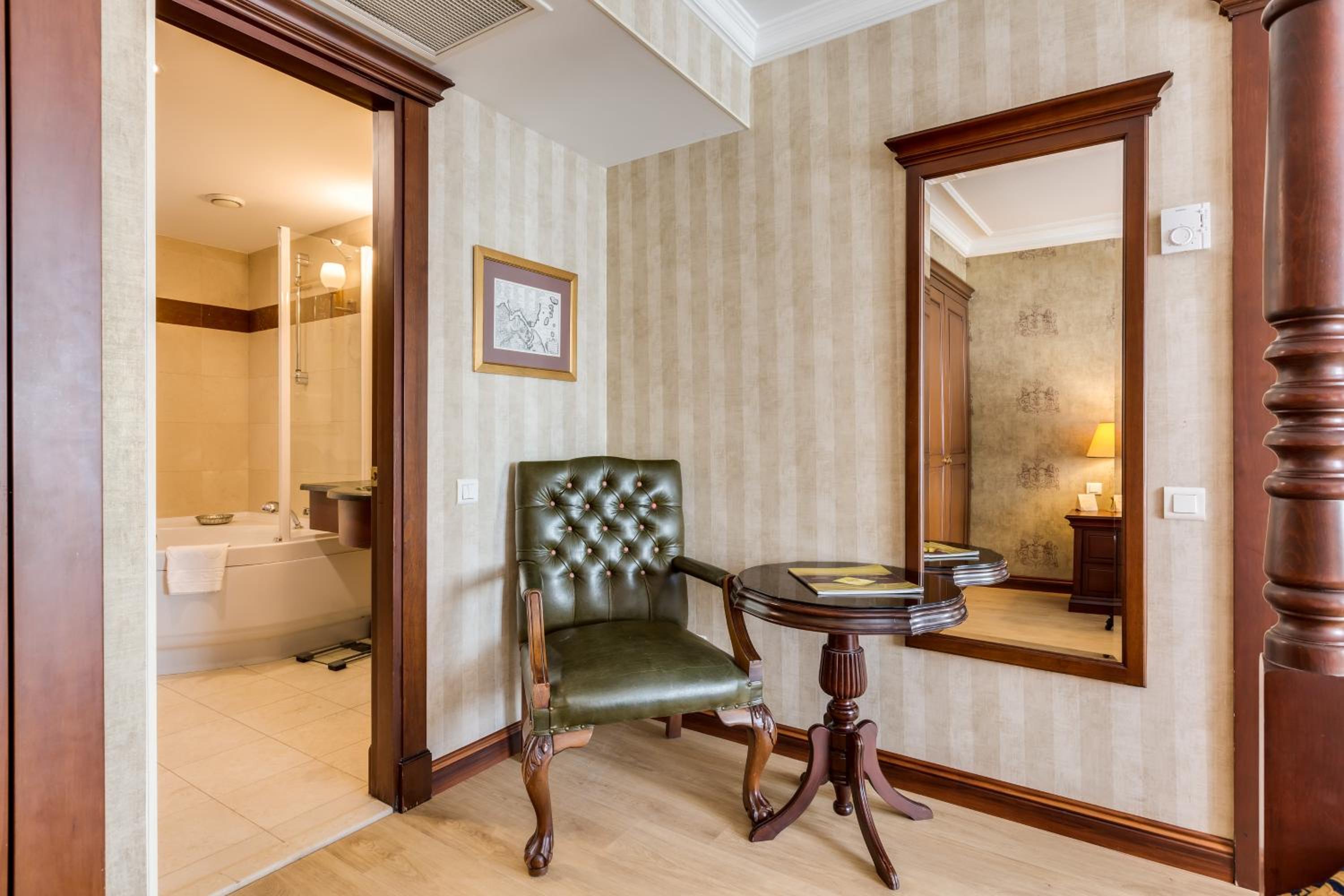 Deluxe King Suite - Photo 23