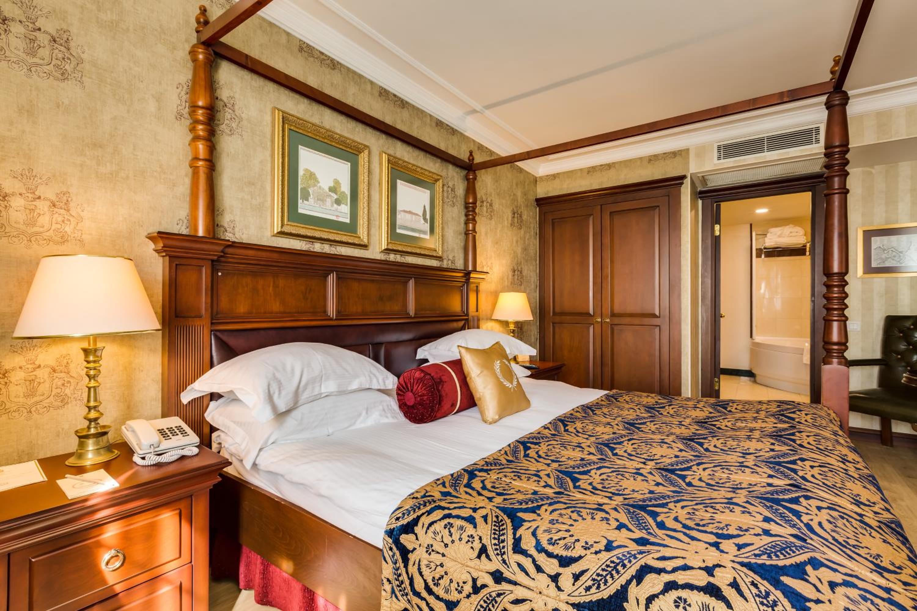 Deluxe King Suite - Photo 16