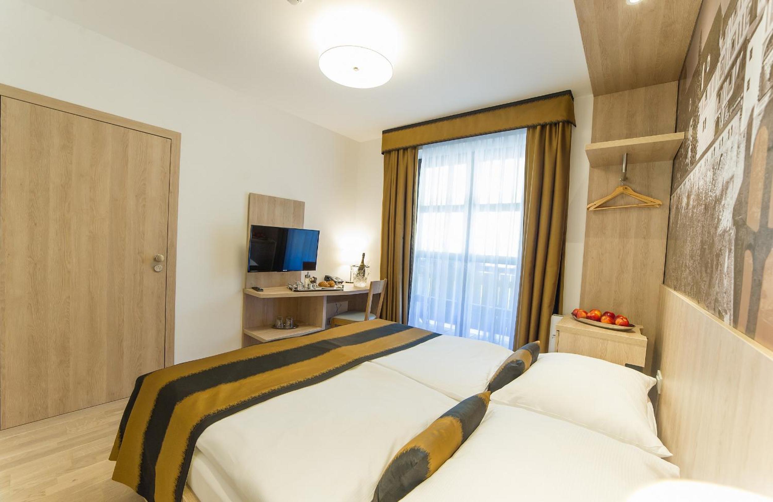 Deluxe Double Room with Balcony - Photo 4
