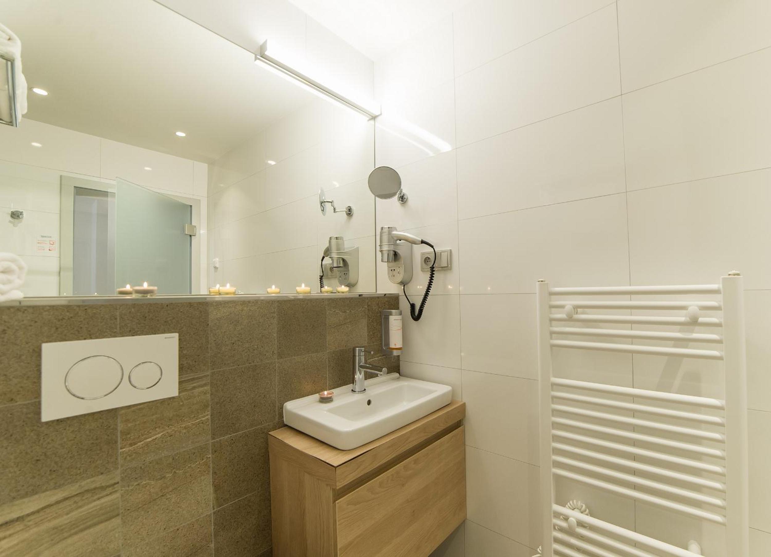 Deluxe Double Room with Balcony - Photo 6