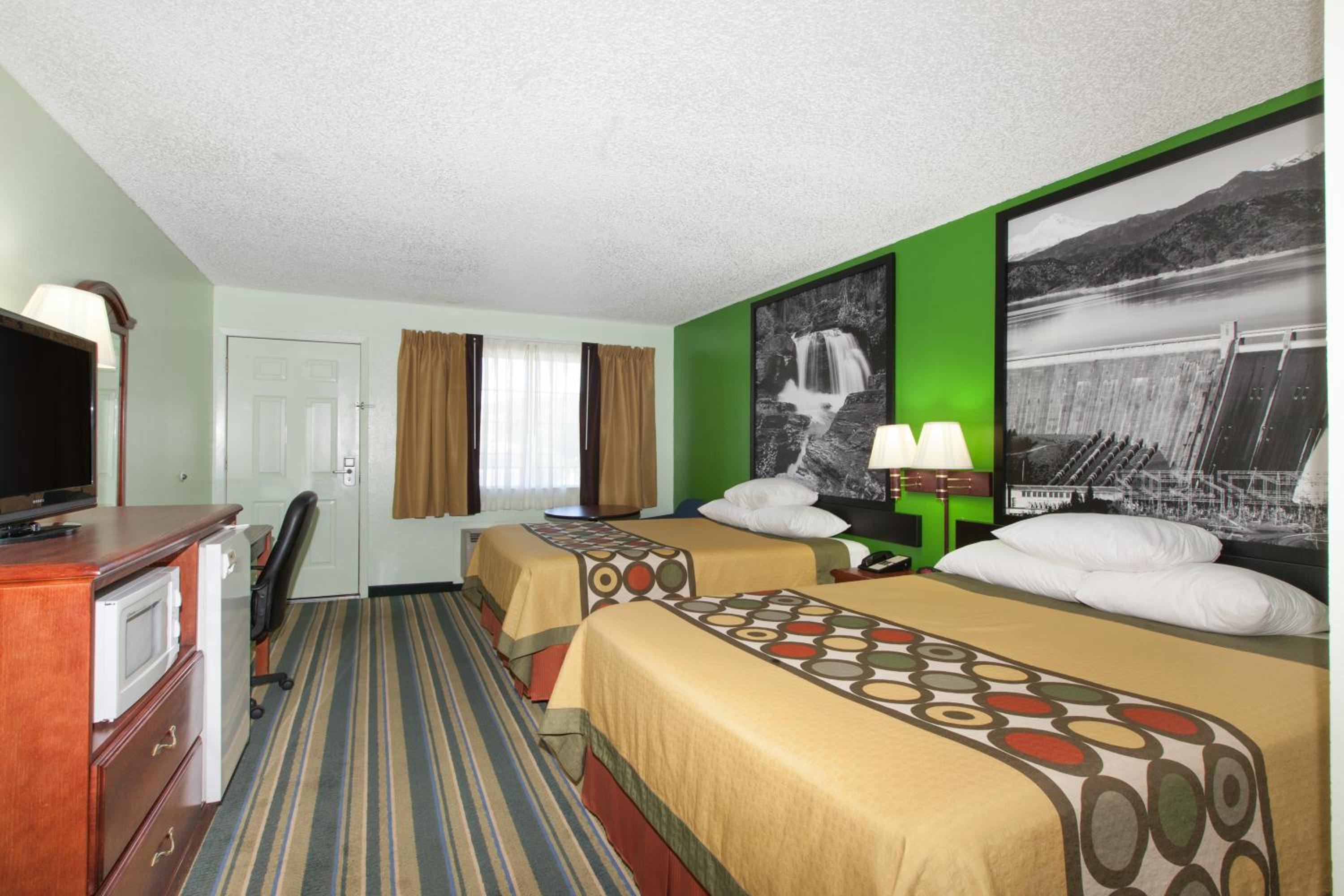 Queen Room with Two Queen Beds - Non-Smoking - Photo 3