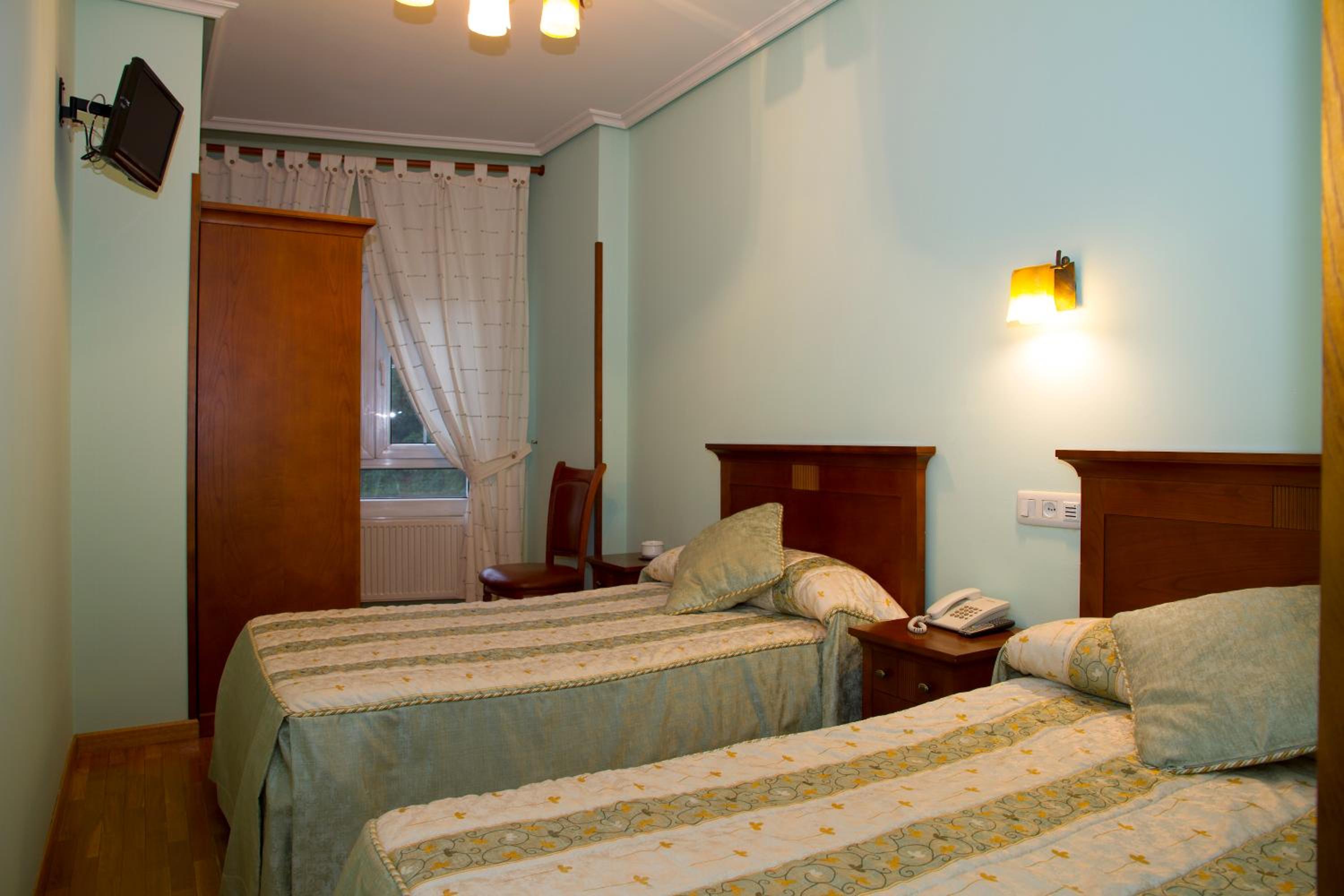 Twin Room - Photo 13