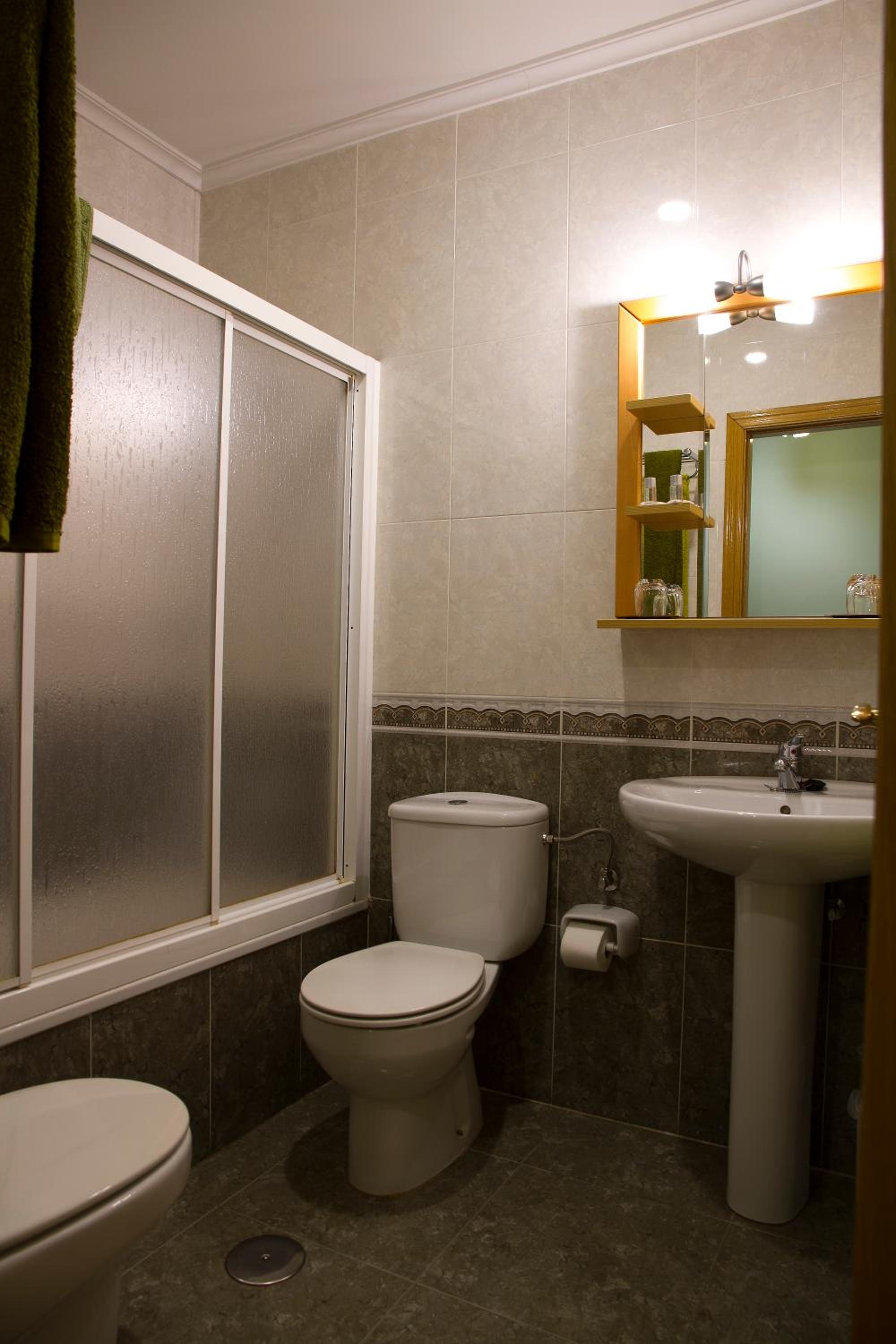 Twin Room - Photo 15
