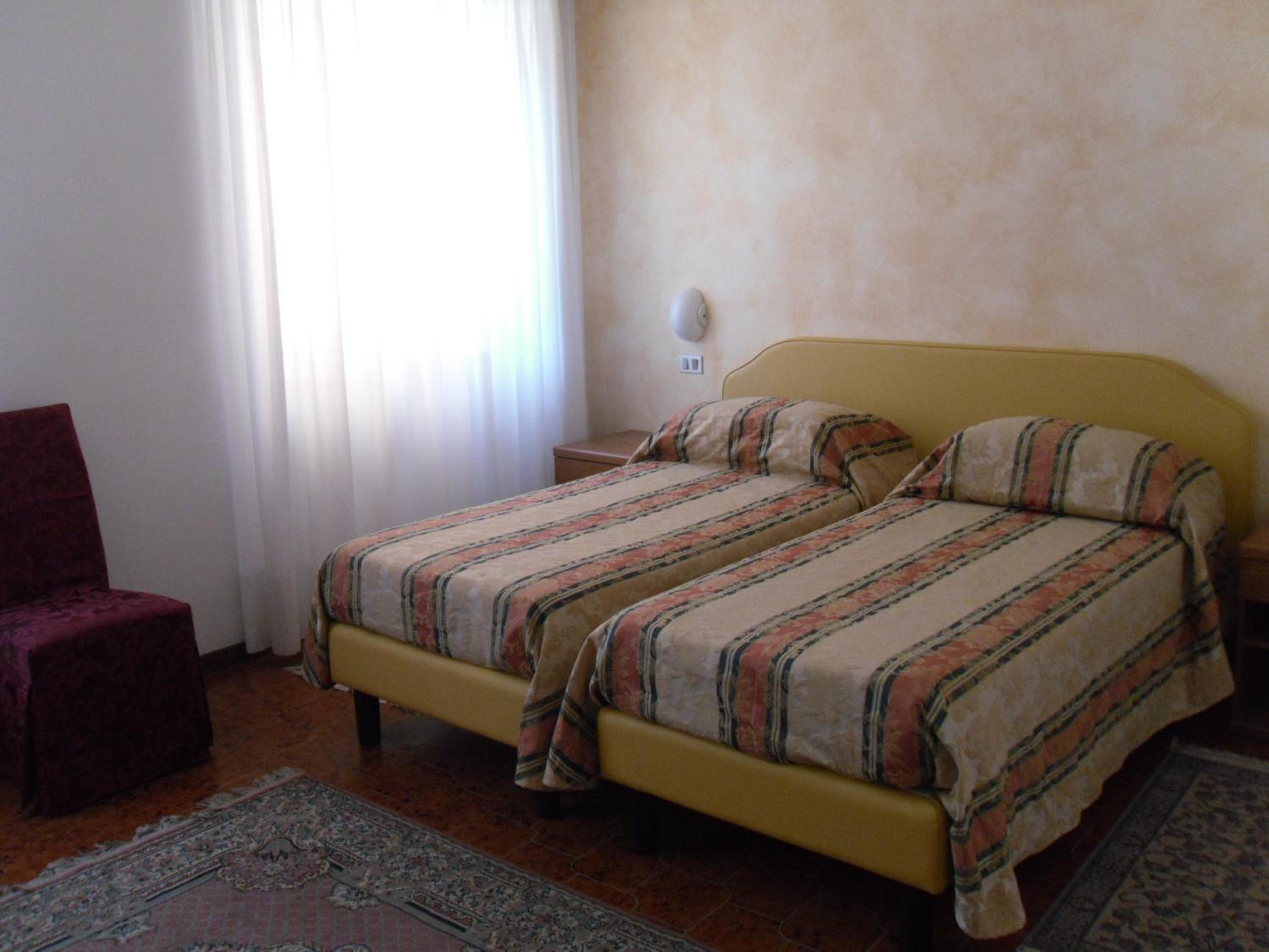 Twin Room - Photo 3