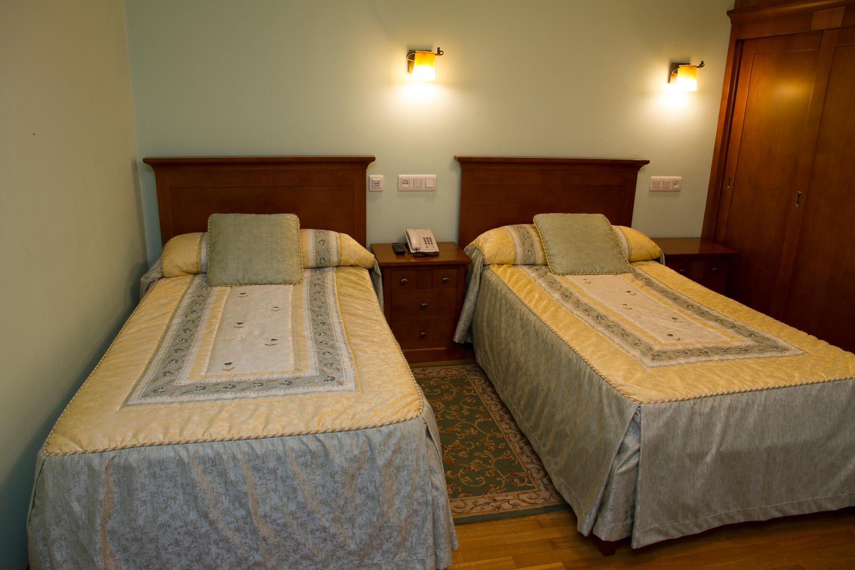 Twin Room - Photo 9