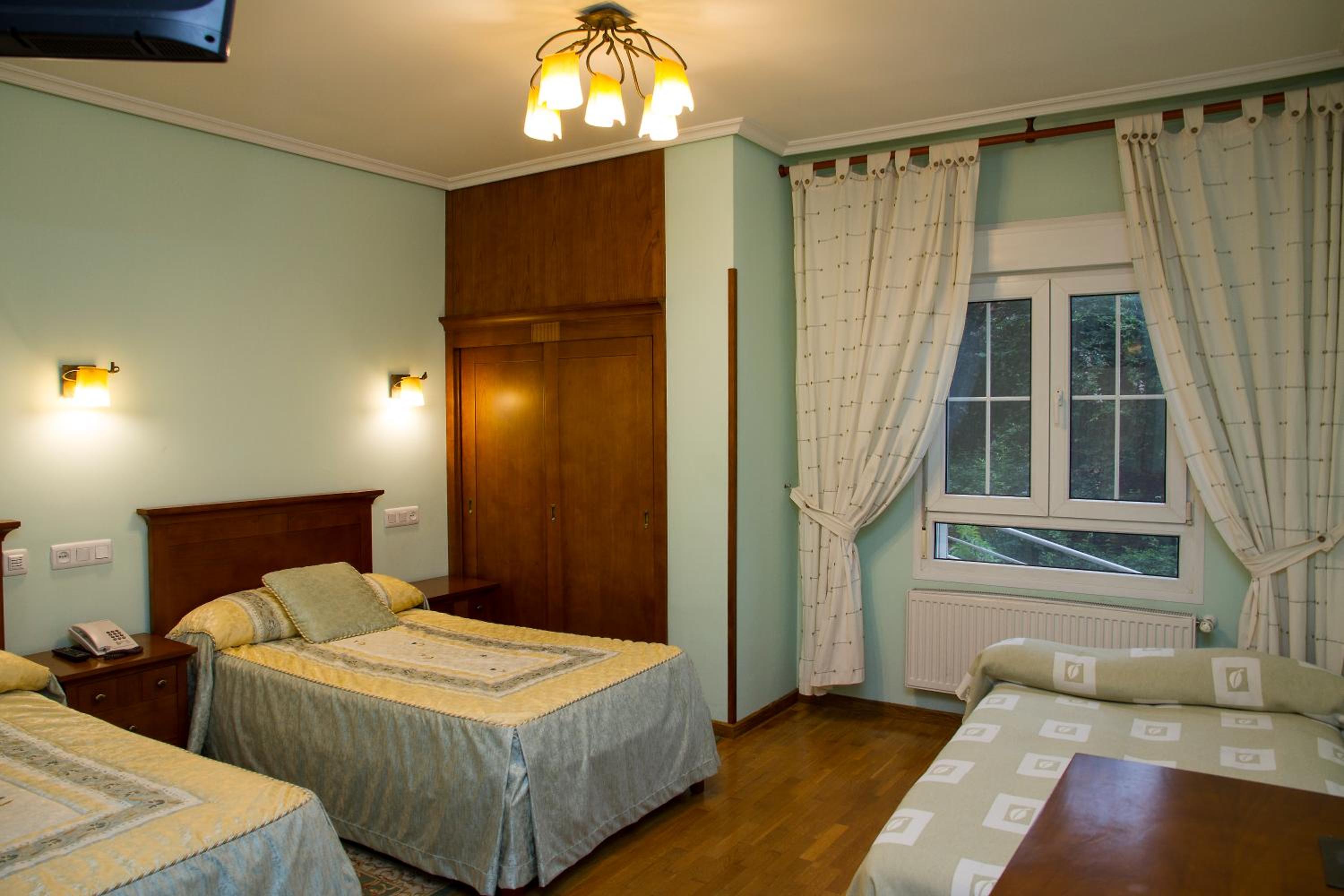 Twin Room - Photo 10