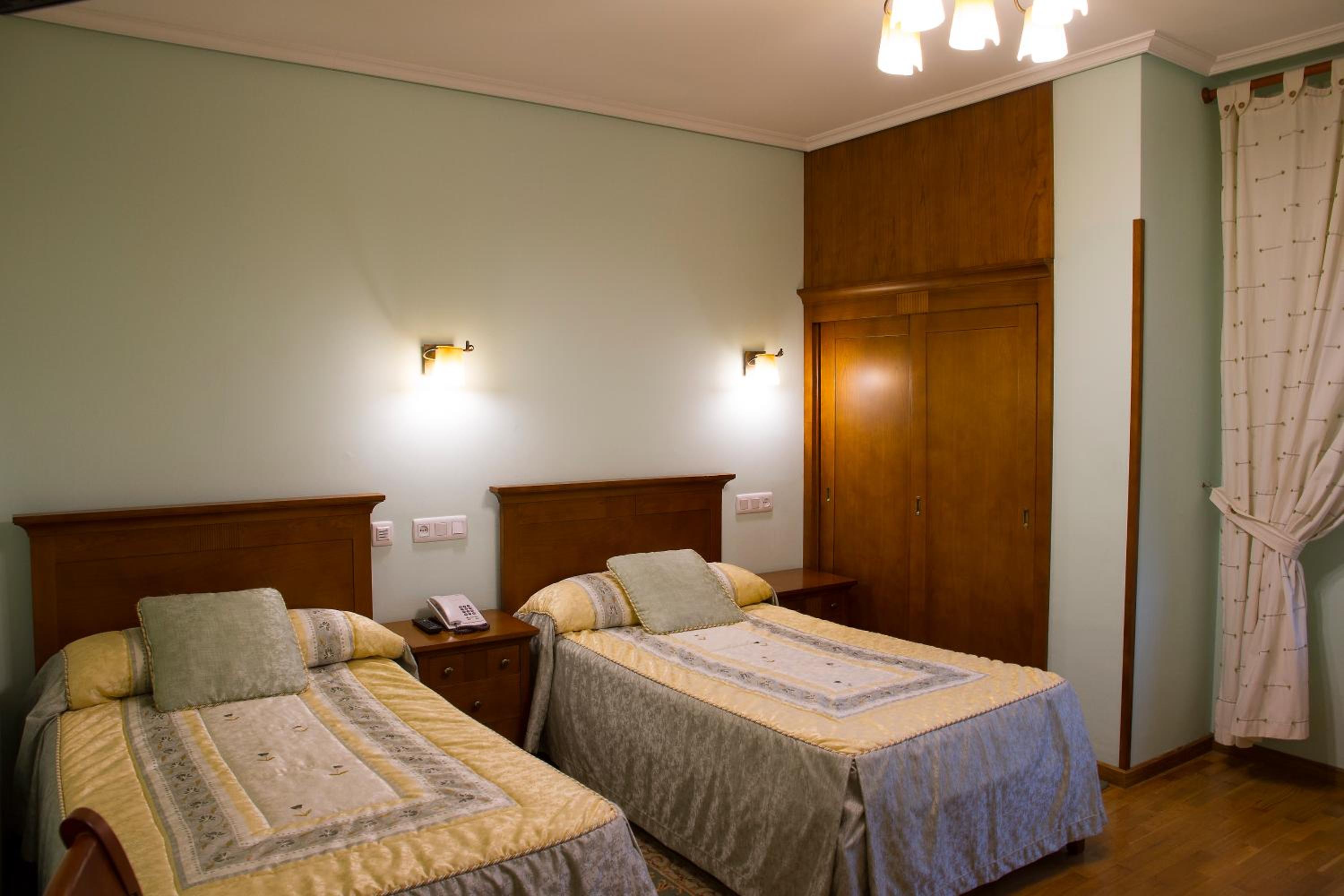 Twin Room - Photo 11