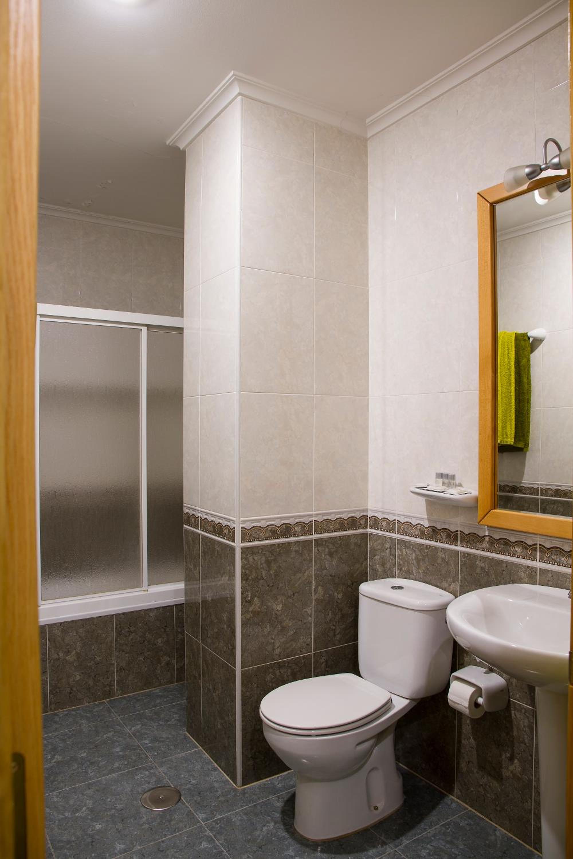 Twin Room - Photo 12