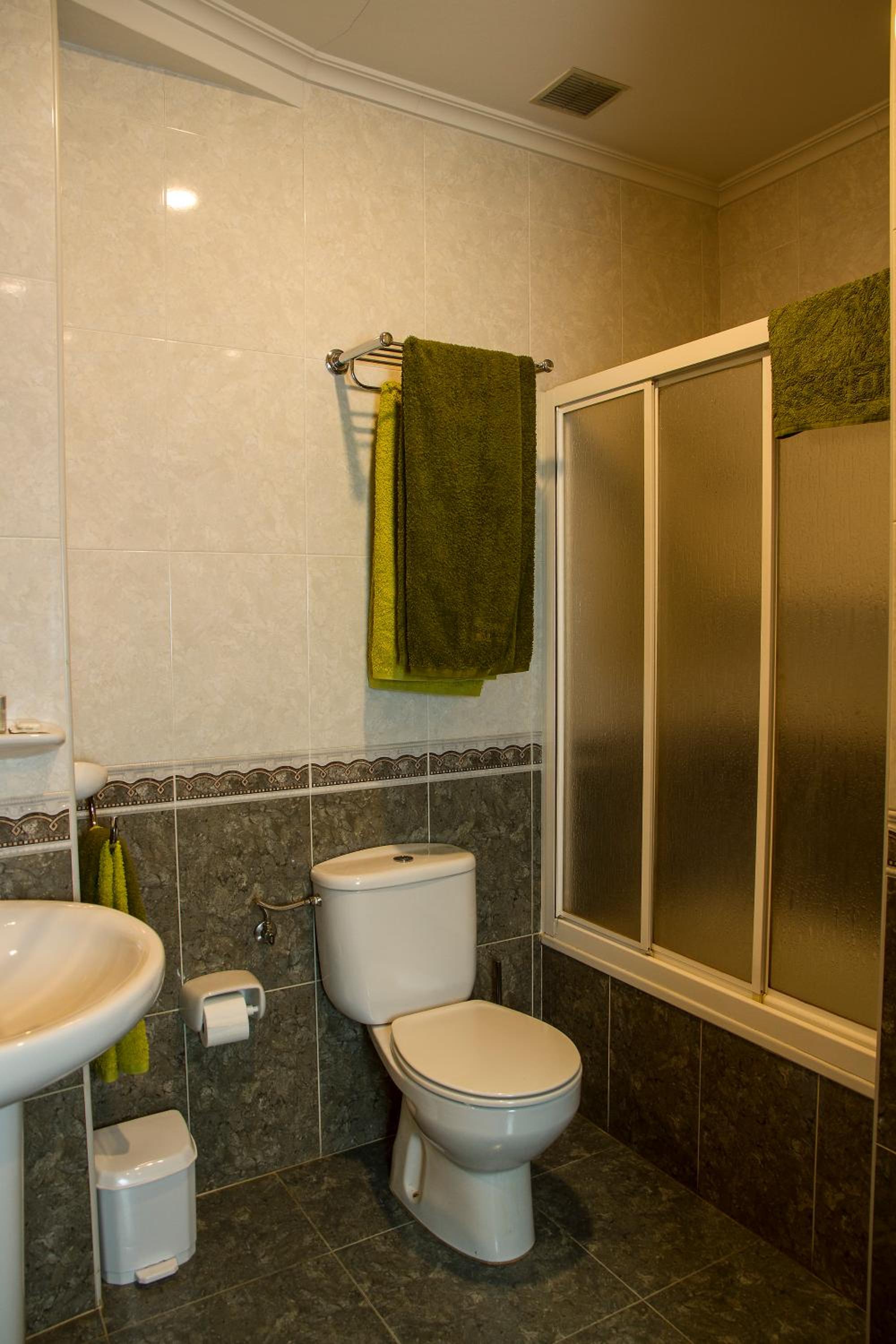 Twin Room - Photo 6