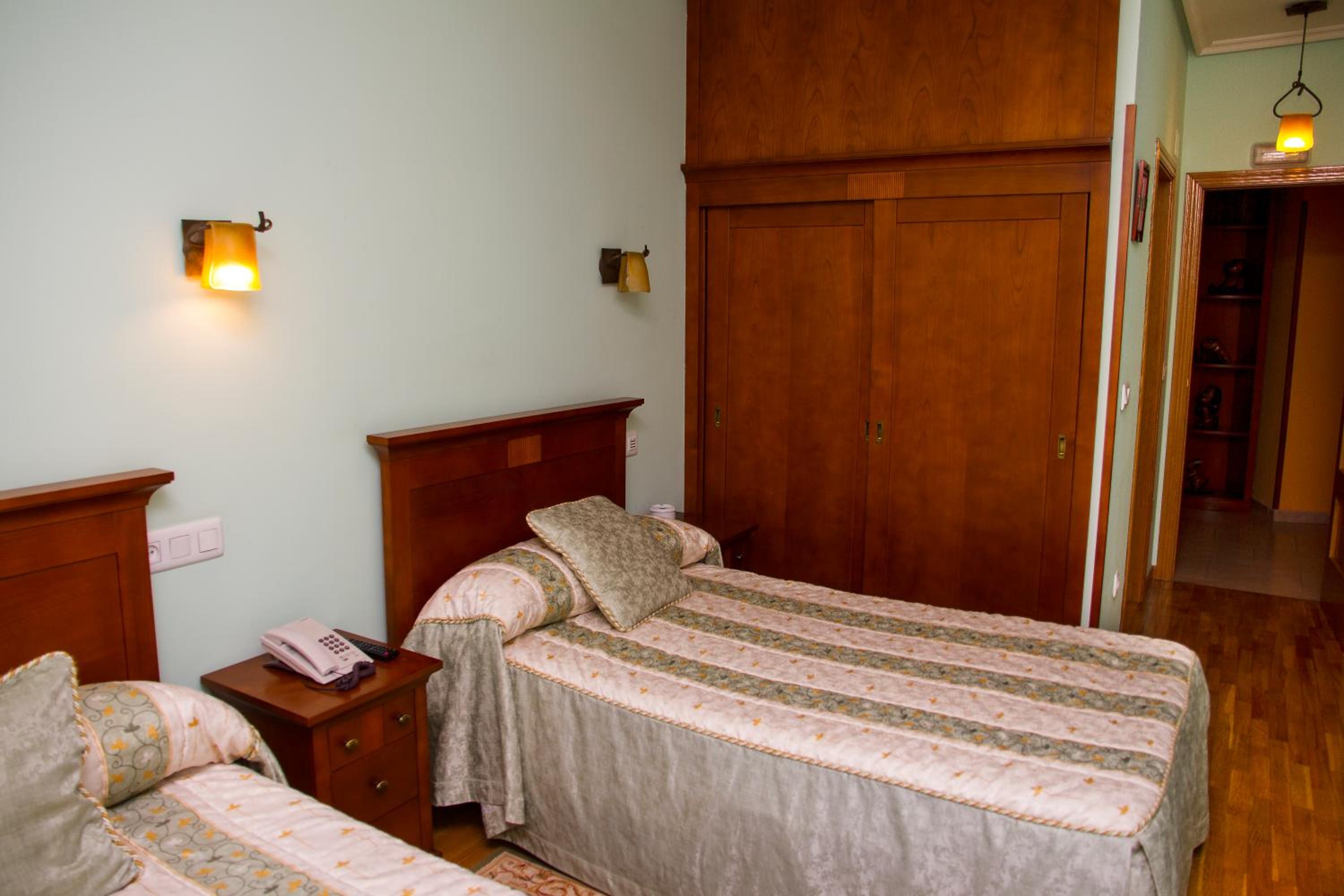 Twin Room - Photo 5