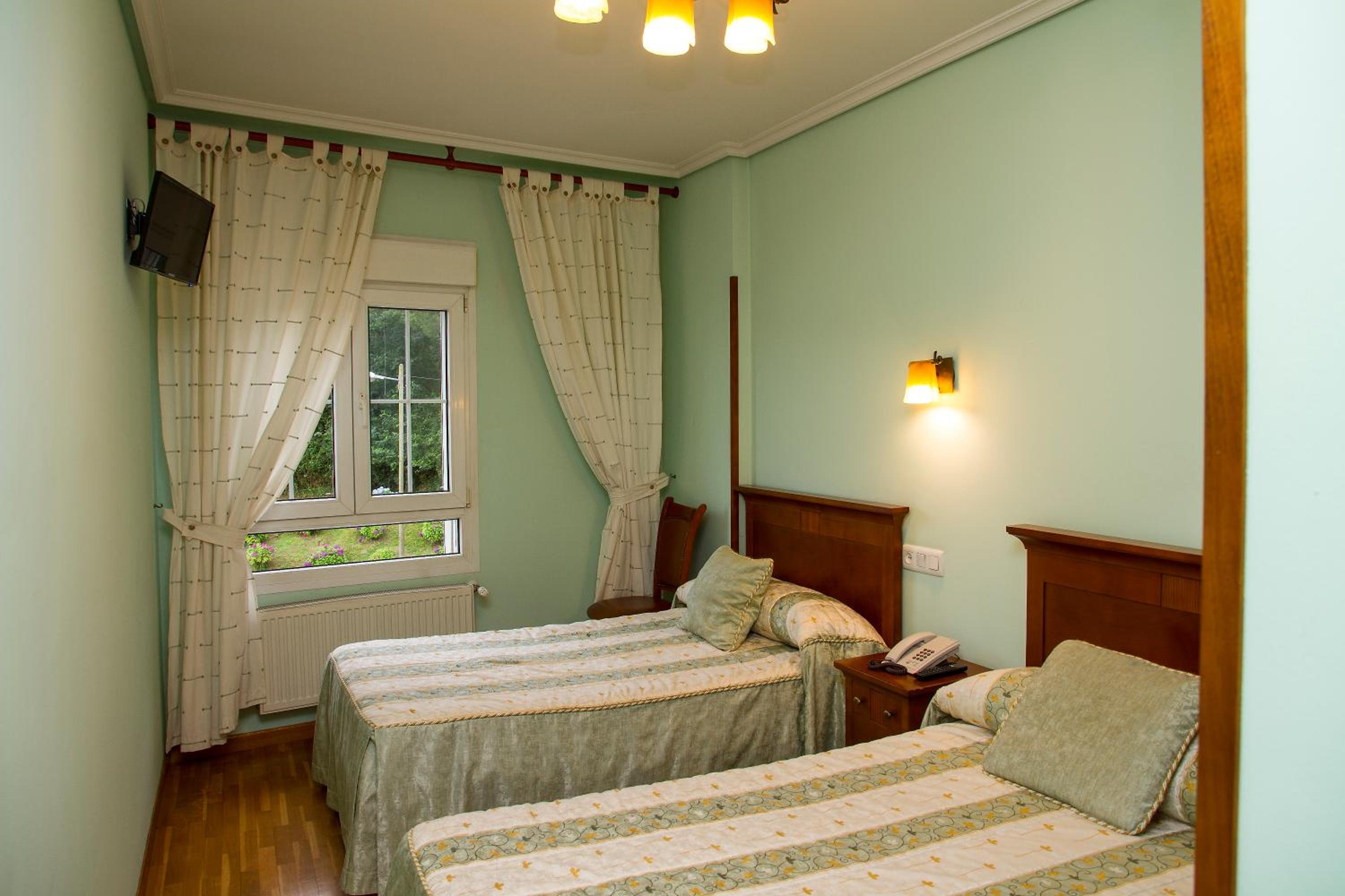 Twin Room - Photo 3