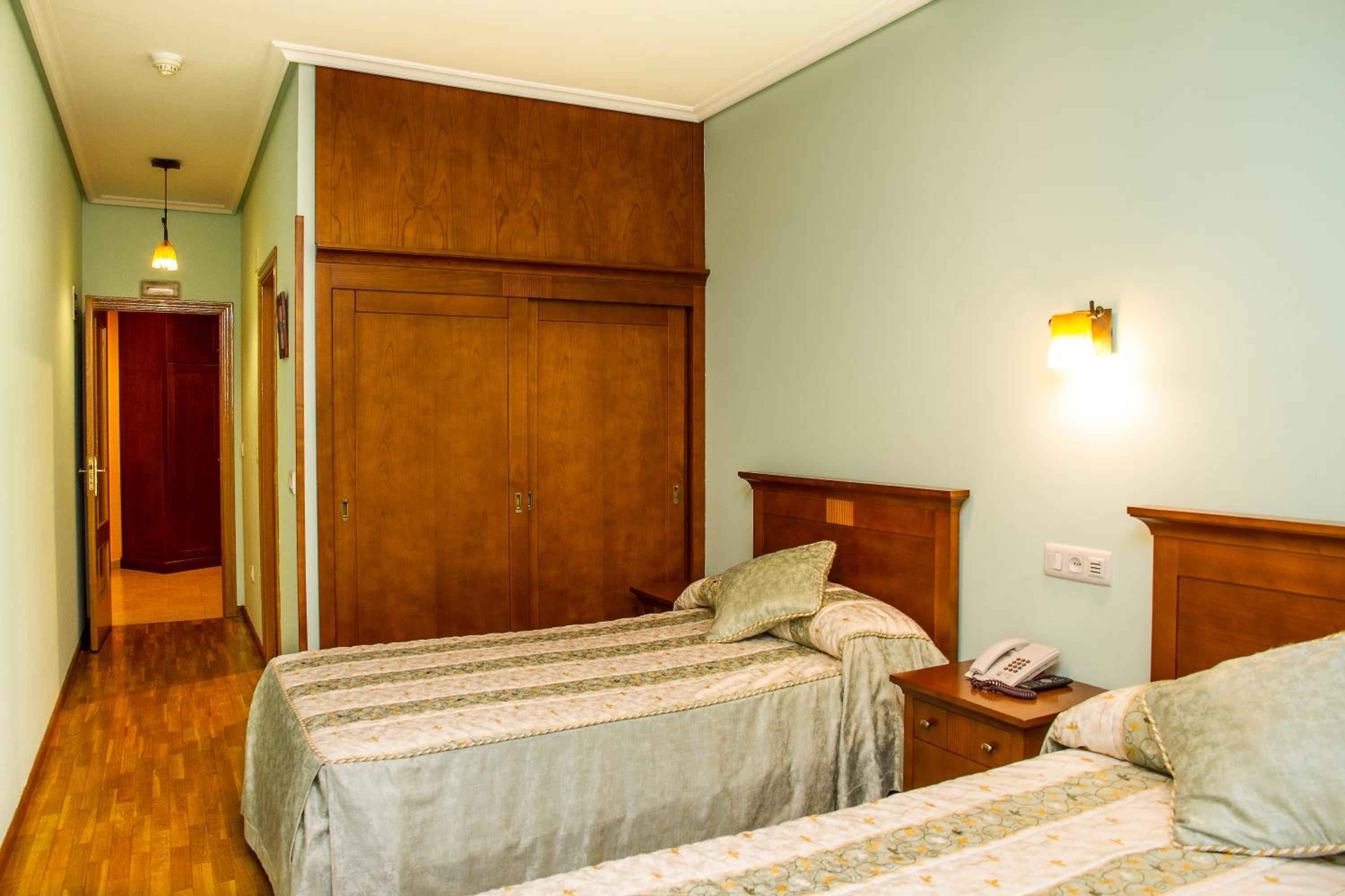 Twin Room - Photo 16
