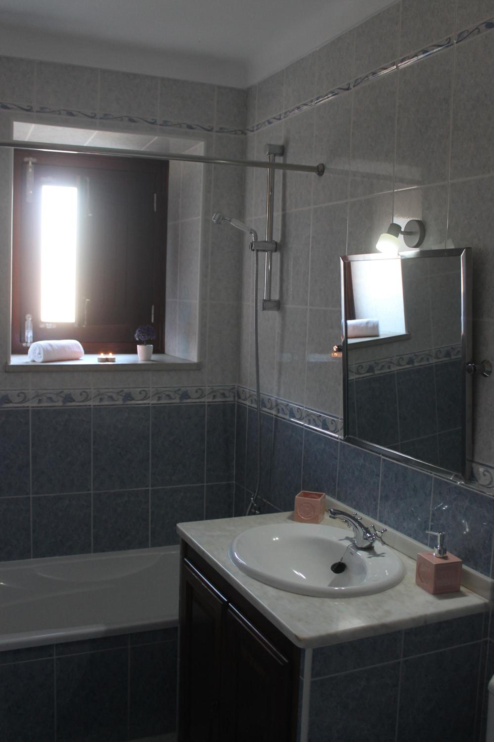 One-Bedroom House - Photo 9