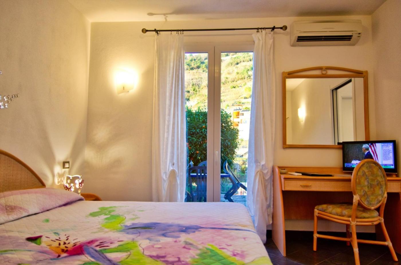 One-Bedroom Apartment with Terrace photo 1