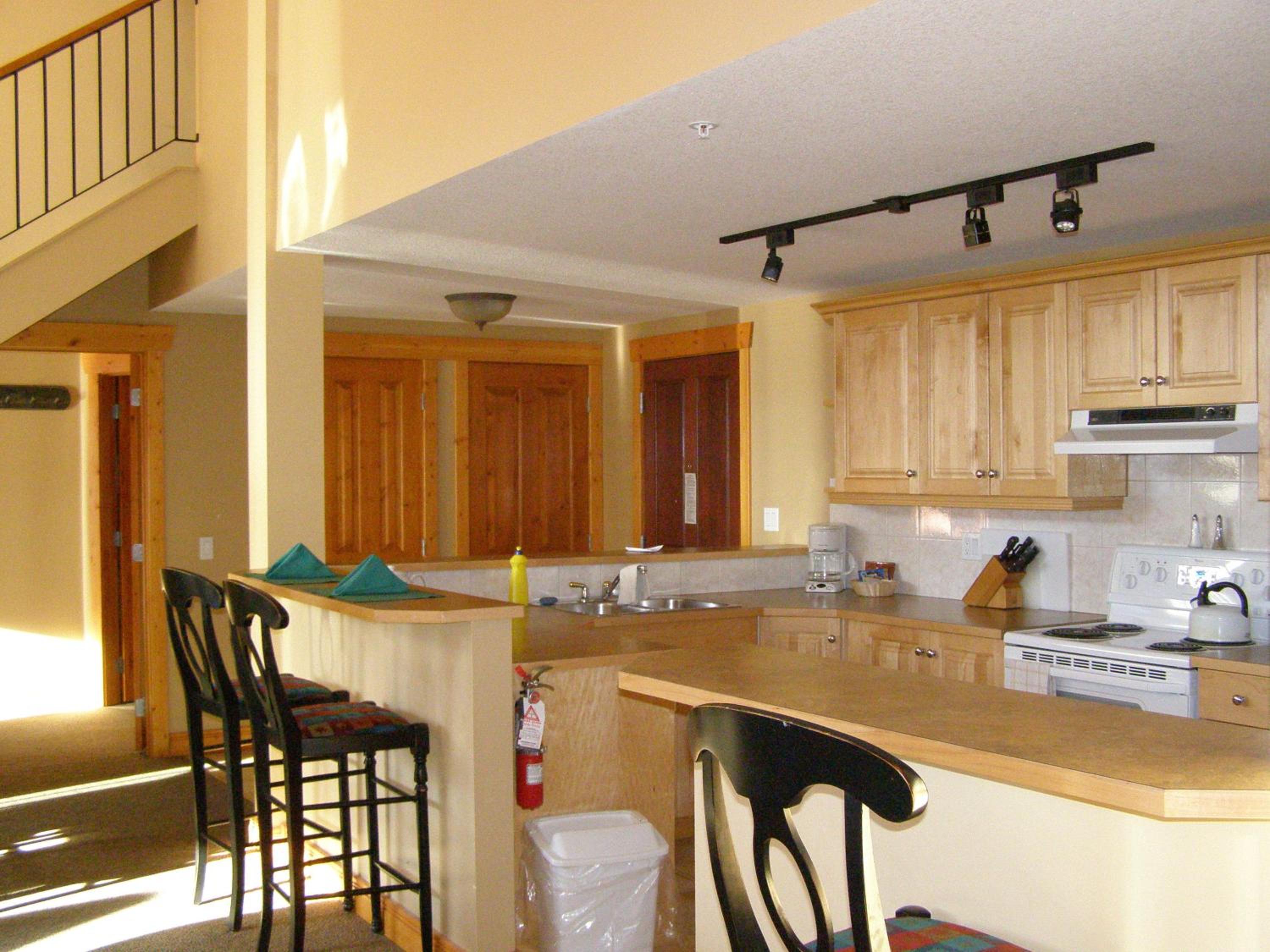 One-Bedroom Loft with Kitchen - Photo 3
