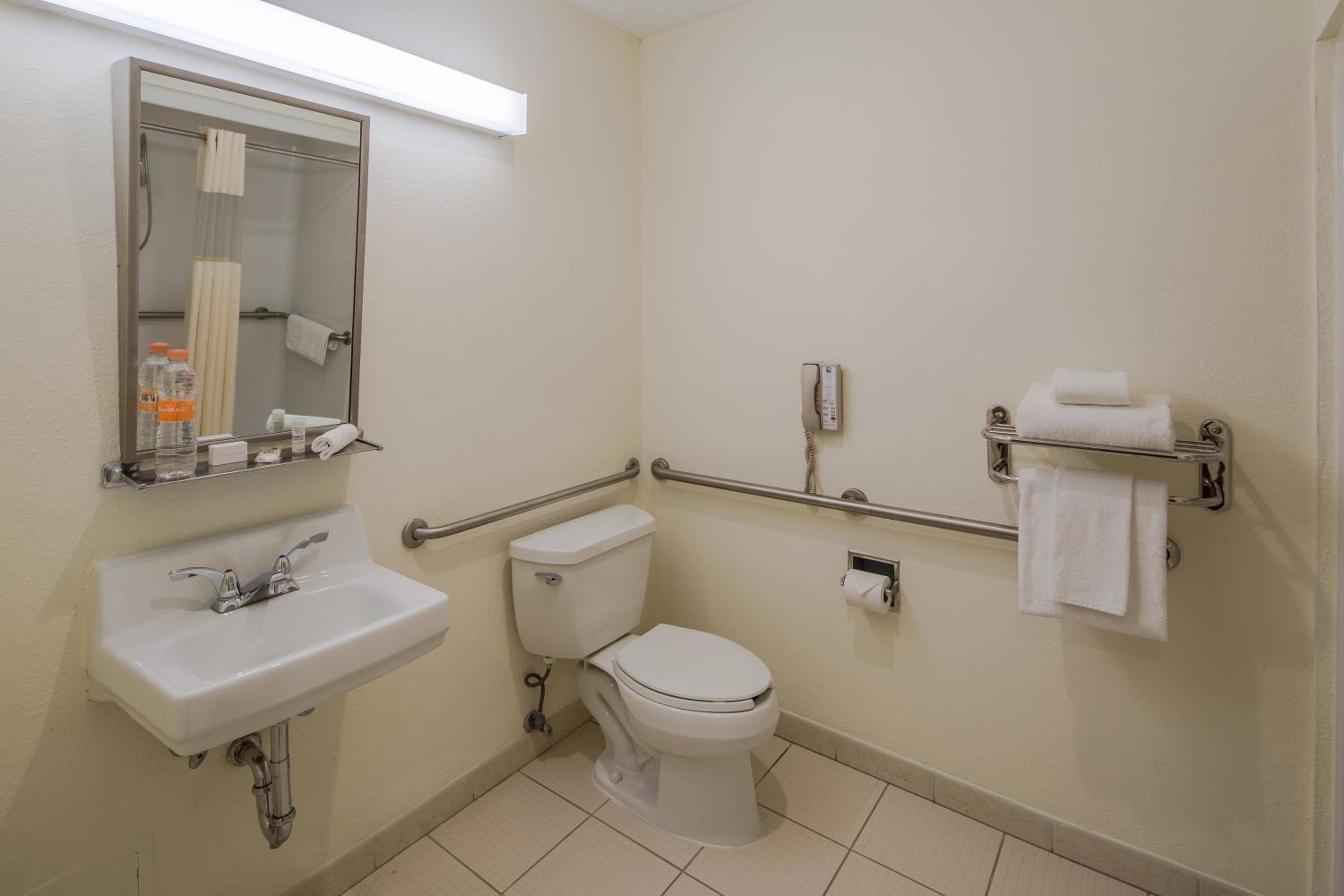 Queen Room - Disability Access/Non-Smoking - Photo 2