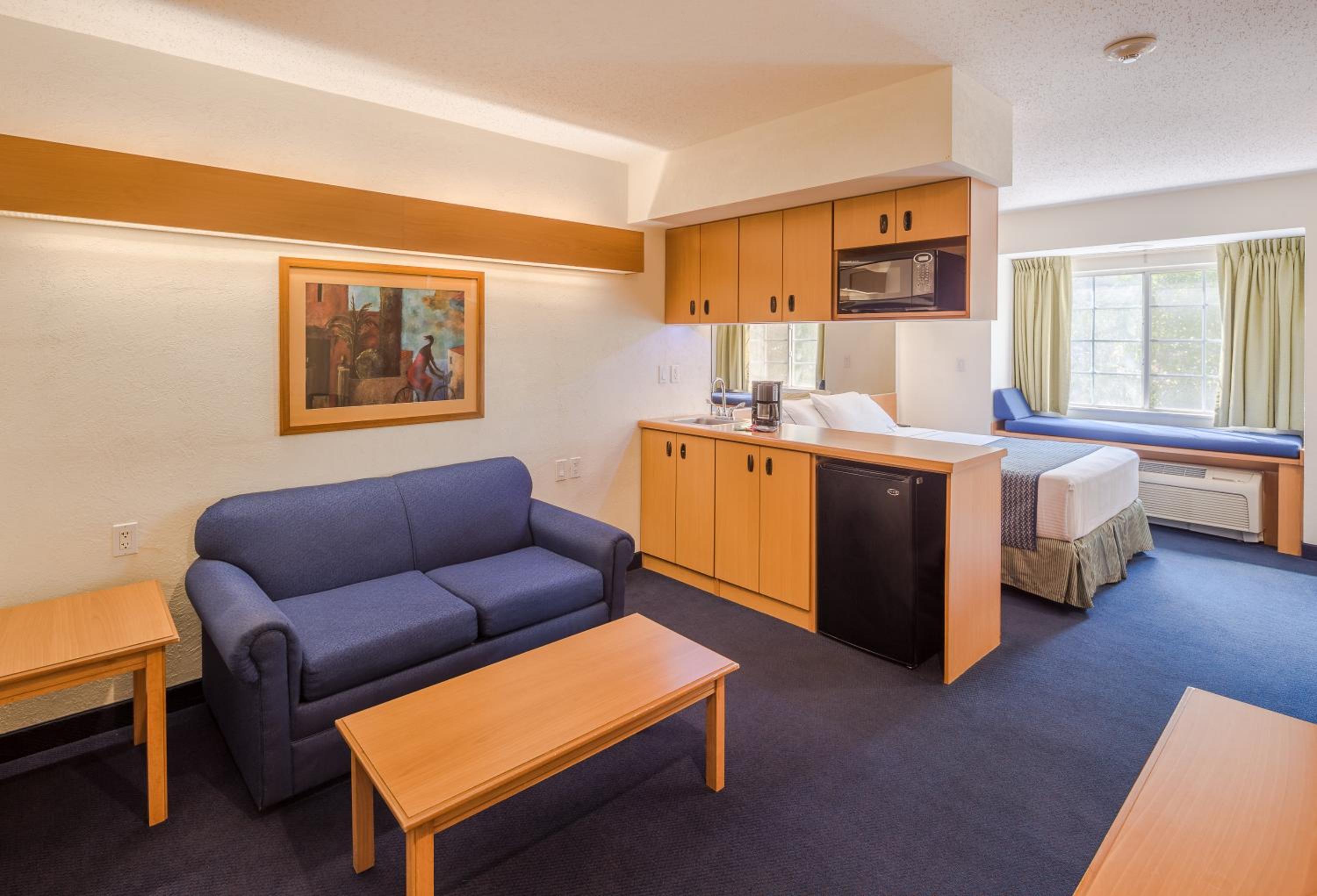 Queen Suite - Non-Smoking - Photo 4