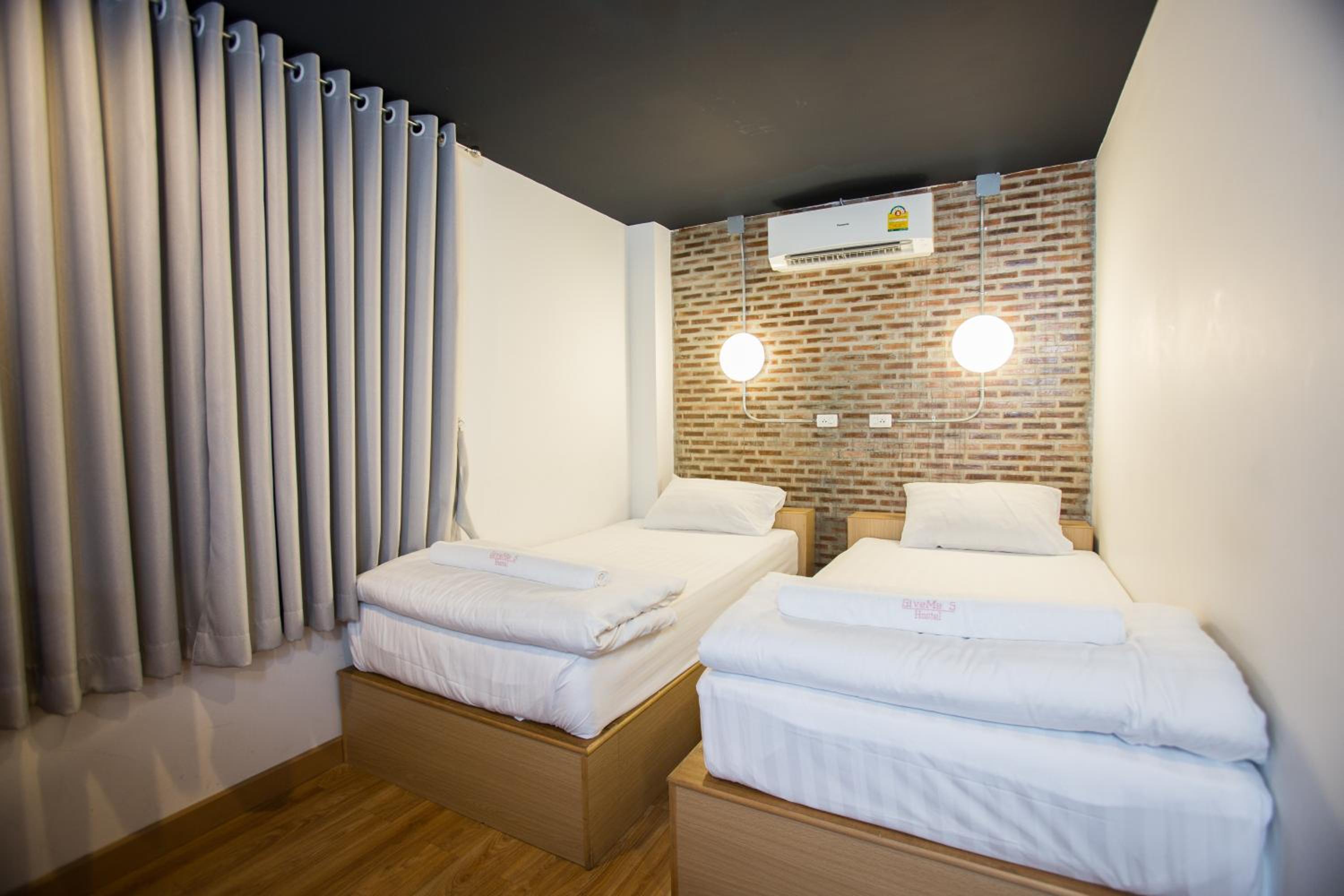 Twin Room With Private Bathroom - Photo 6
