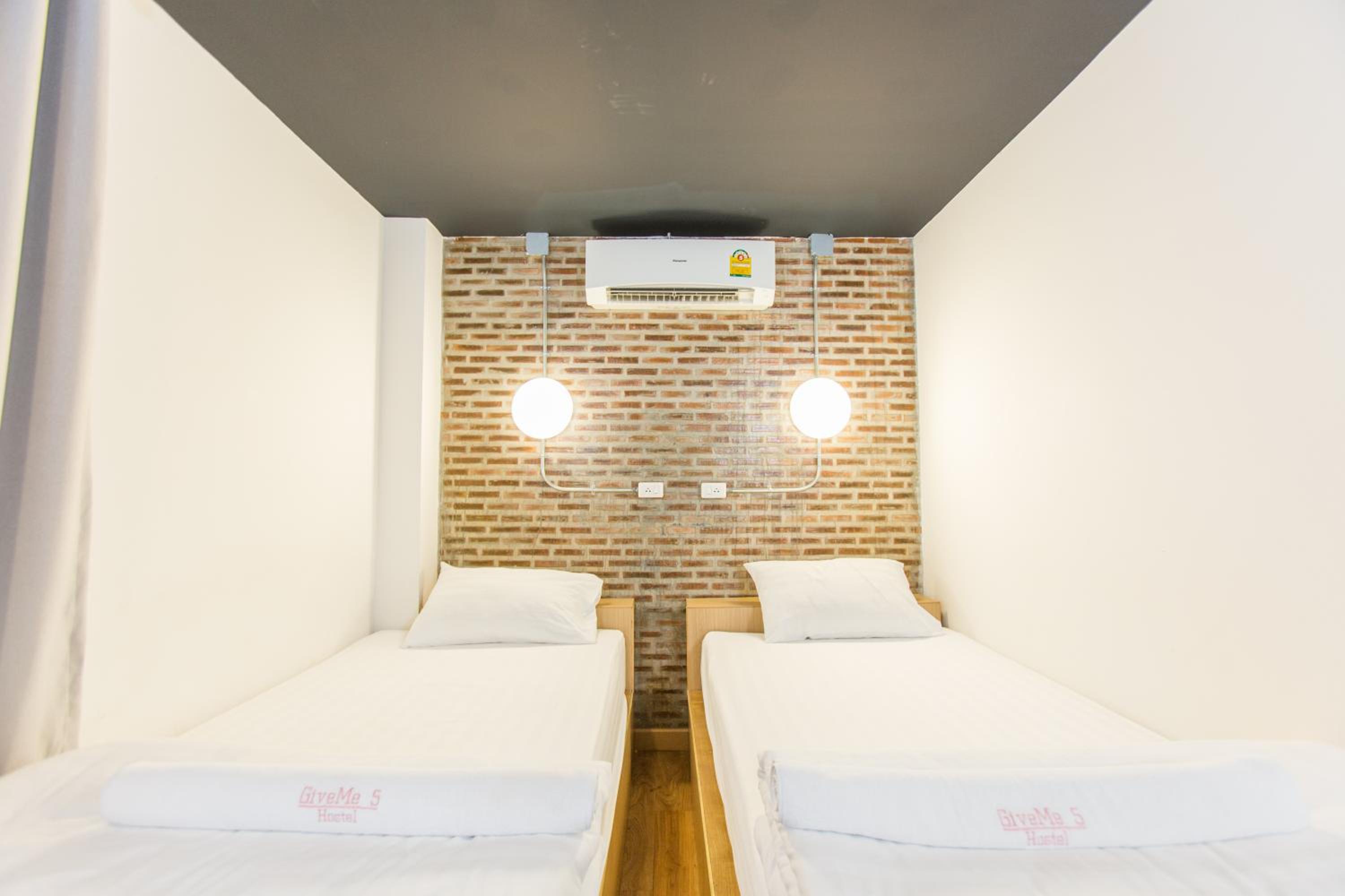 Twin Room With Private Bathroom - Photo 3