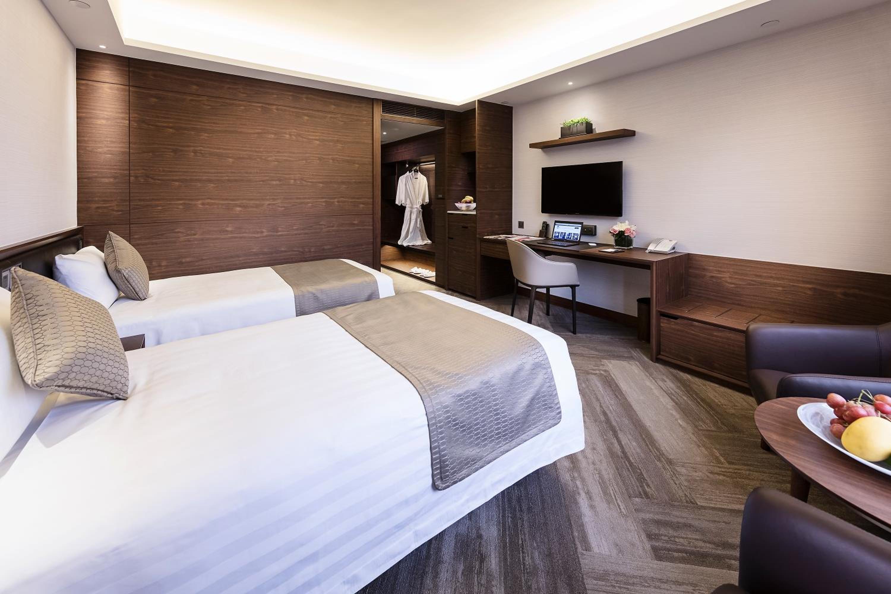 Signature Twin Room thumbnail 5